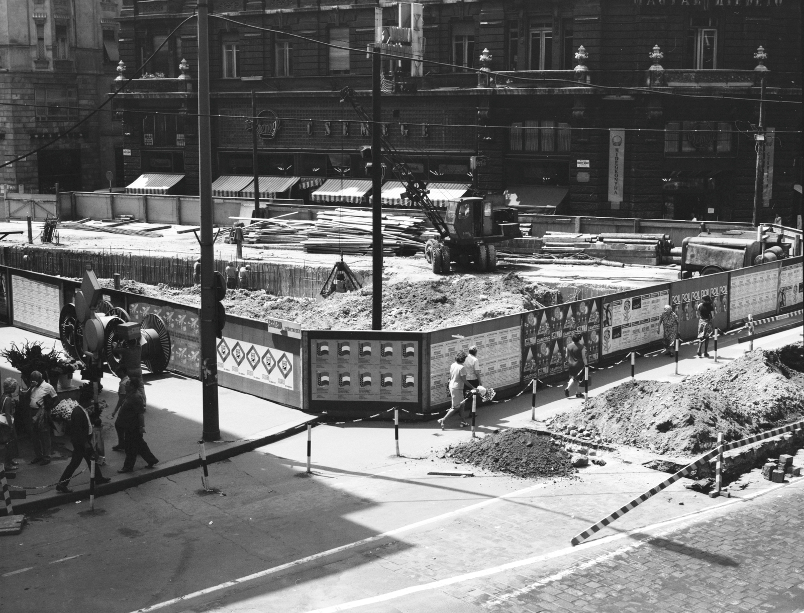 Magyarország, Budapest V., Ferenciek tere (Károlyi Mihály utca) a közúti aluljáró építése idején., 1975, FŐMTERV, Domonkos Endre, Budapest, Fortepan #253545