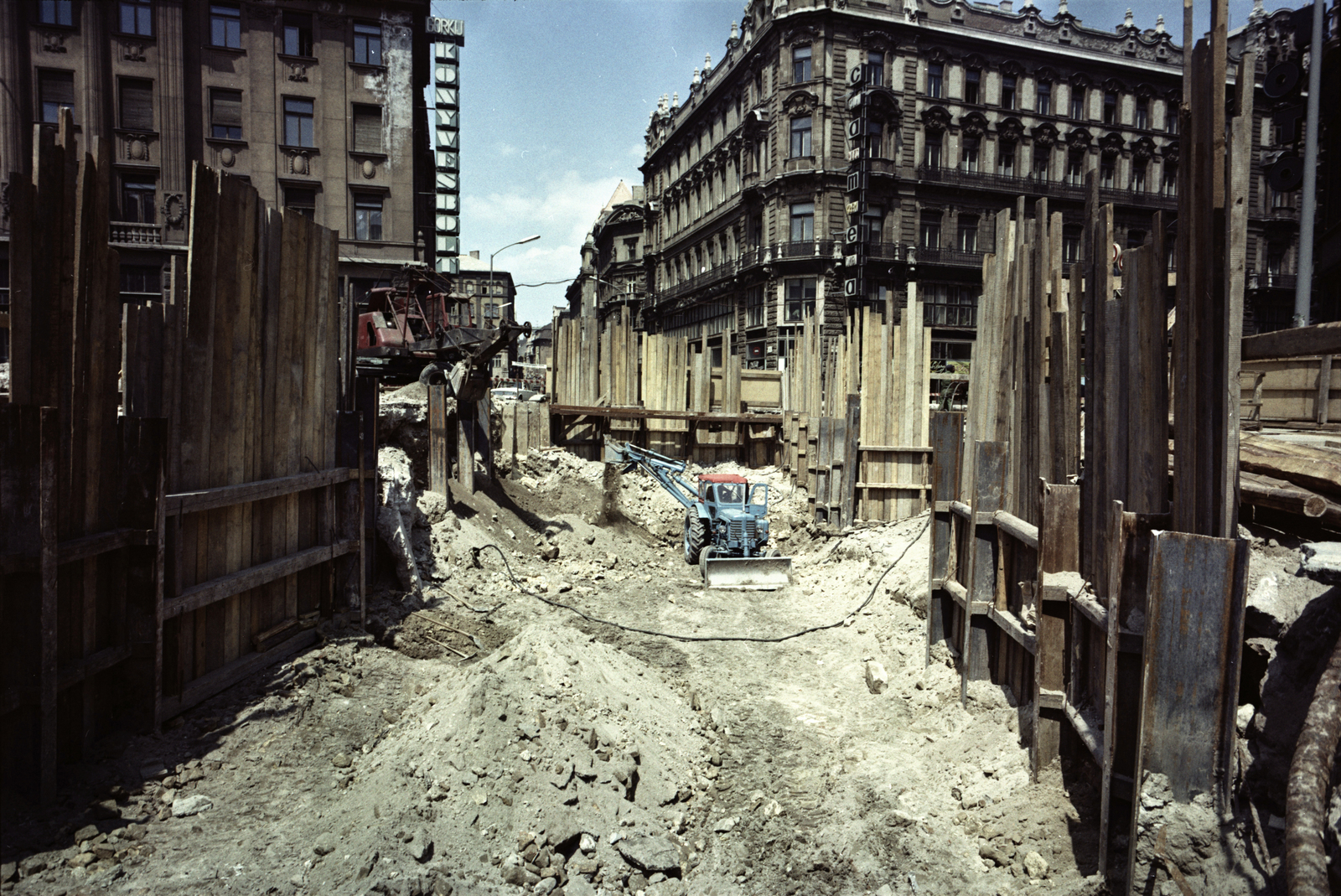 Magyarország, Budapest V., gyalogos aluljáró építése a Váci utca - Szabad sajtó út kereszteződésénél, szemben jobbra az északi Klotild-palota látható., 1975, FŐMTERV, Domonkos Endre, színes, Budapest, Fortepan #253546