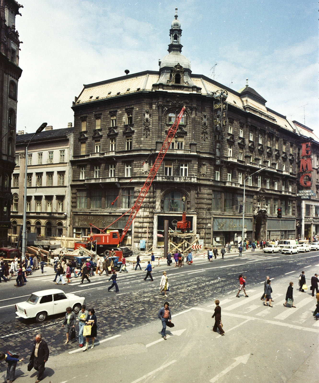 Hungary, Budapest V., Ferenciek tere (Felszabadulás tér), szemben a Petőfi Sándor utca - Kossuth Lajos utca sarok., 1975, FŐMTERV, colorful, Budapest, mobile crane, Fortepan #253547