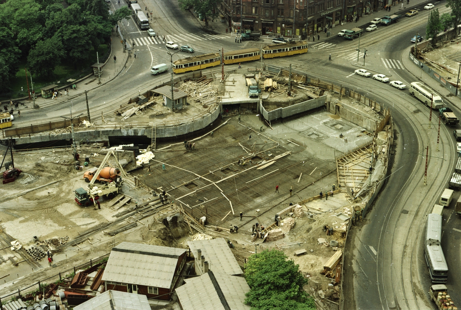 Magyarország, Budapest IX.,Budapest VIII., Nagyvárad tér a SOTE (később Semmelweis Egyetem) Elméleti Tömbjének tetejéről nézve, az aluljáró és a metró építési területe., 1975, FŐMTERV, Domonkos Endre, színes, Budapest, Fortepan #253548