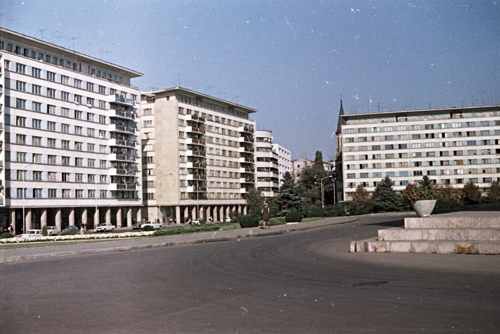 Románia, Bukarest, a Strada Ion Câmpineanu (13 Decembrie) a Kongresszusi Csarnok (Sala Palatului) előtt, szemben a Strada Luterană torkolata., 1966, Szánthó Zoltán, színes, lakótelep, utcakép, Fortepan #25355