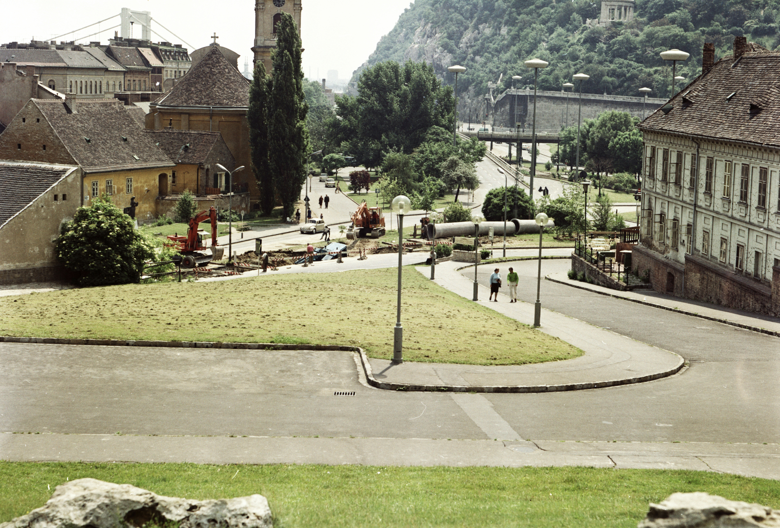 Hungary, Tabán, Budapest I., Váralja utca, balra a Virág Benedek ház, szemben az Alexandriai Szent Katalin-templom, jobbra a Szarvas ház., 1975, FŐMTERV, colorful, Budapest, street repair, excavator, Fortepan #253550