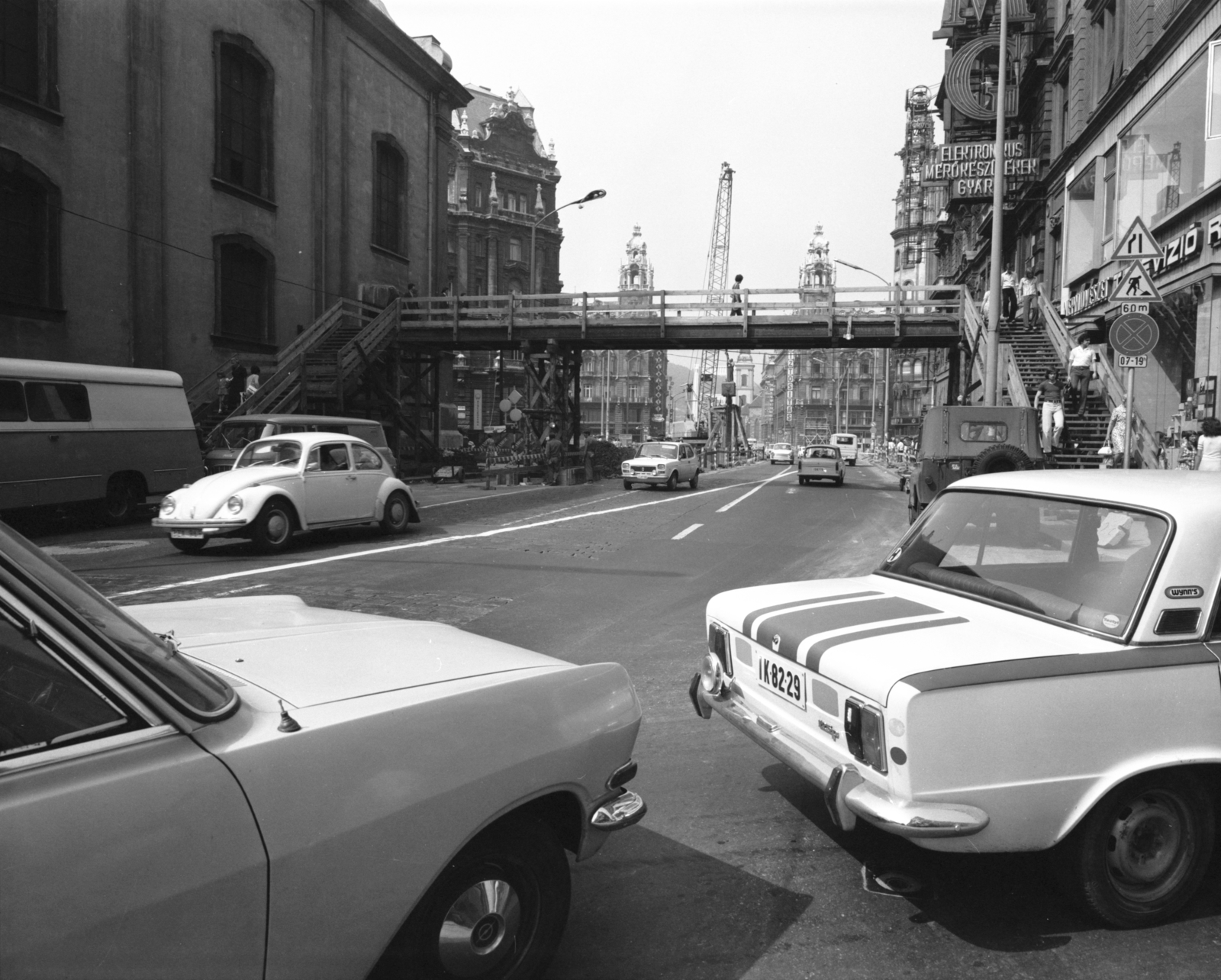 Magyarország, Budapest V., Kossuth Lajos utca, ideiglenes gyalogos felüljáró. Szemben a Ferenciek tere (Felszabadulás tér), jobbra a Városház utca., 1975, FŐMTERV, Domonkos Endre, Budapest, Volkswagen Bogár, rendszám, Fortepan #253552