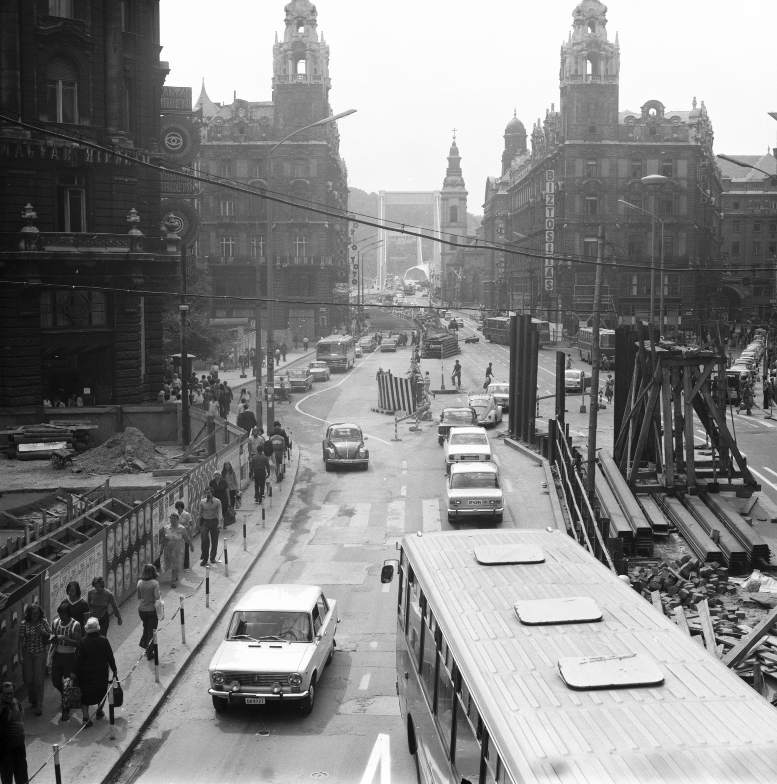 Magyarország, Budapest V., a Ferenciek tere (Felszabadulás tér) aluljárórendszerének kiépítése, a Kossuth Lajos utca feletti ideiglenes gyalogos átjáróról a Szabad sajtó út felé nézve., 1975, FŐMTERV, Domonkos Endre, Budapest, rendszám, Volkswagen Bogár, VAZ 2101, Fortepan #253556