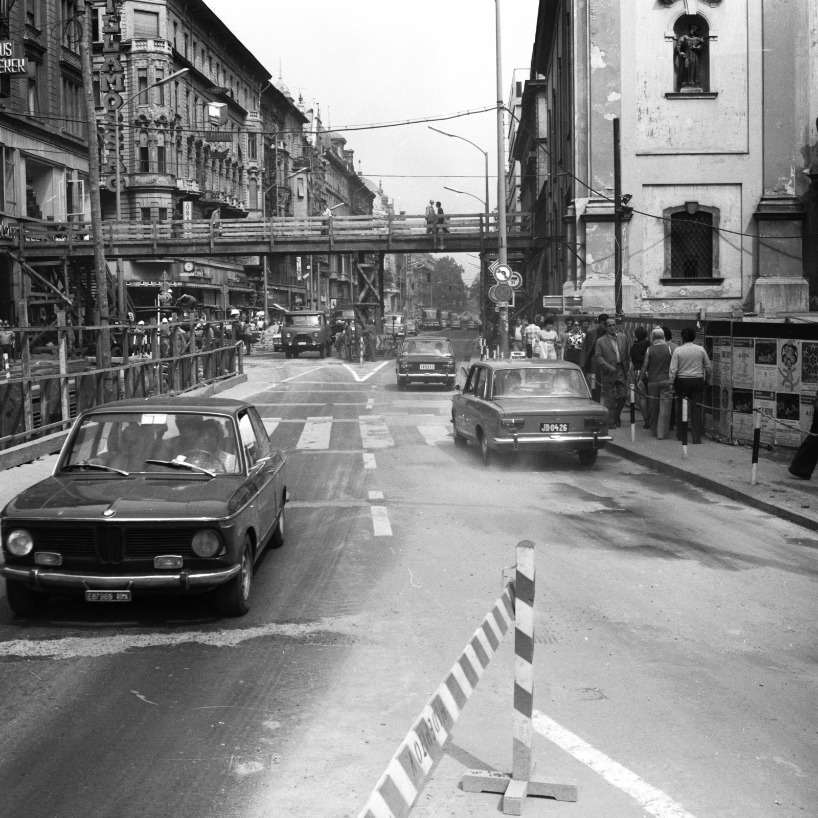 Magyarország, Budapest V., Kossuth Lajos utca, ideiglenes gyalogos felüljáró. Jobbra a Belvárosi Ferences templom., 1975, FŐMTERV, Domonkos Endre, rendszám, Budapest, BMW 02, VAZ 2101, Fortepan #253557