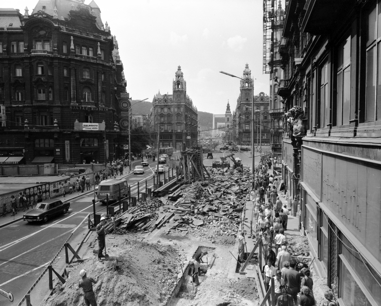 Magyarország, Budapest V., a Ferenciek tere (Felszabadulás tér) aluljárórendszerének kiépítése, a Kossuth Lajos utca feletti ideiglenes gyalogos átjáróról a Szabad sajtó út felé nézve., 1975, FŐMTERV, Domonkos Endre, Budapest, Fortepan #253560