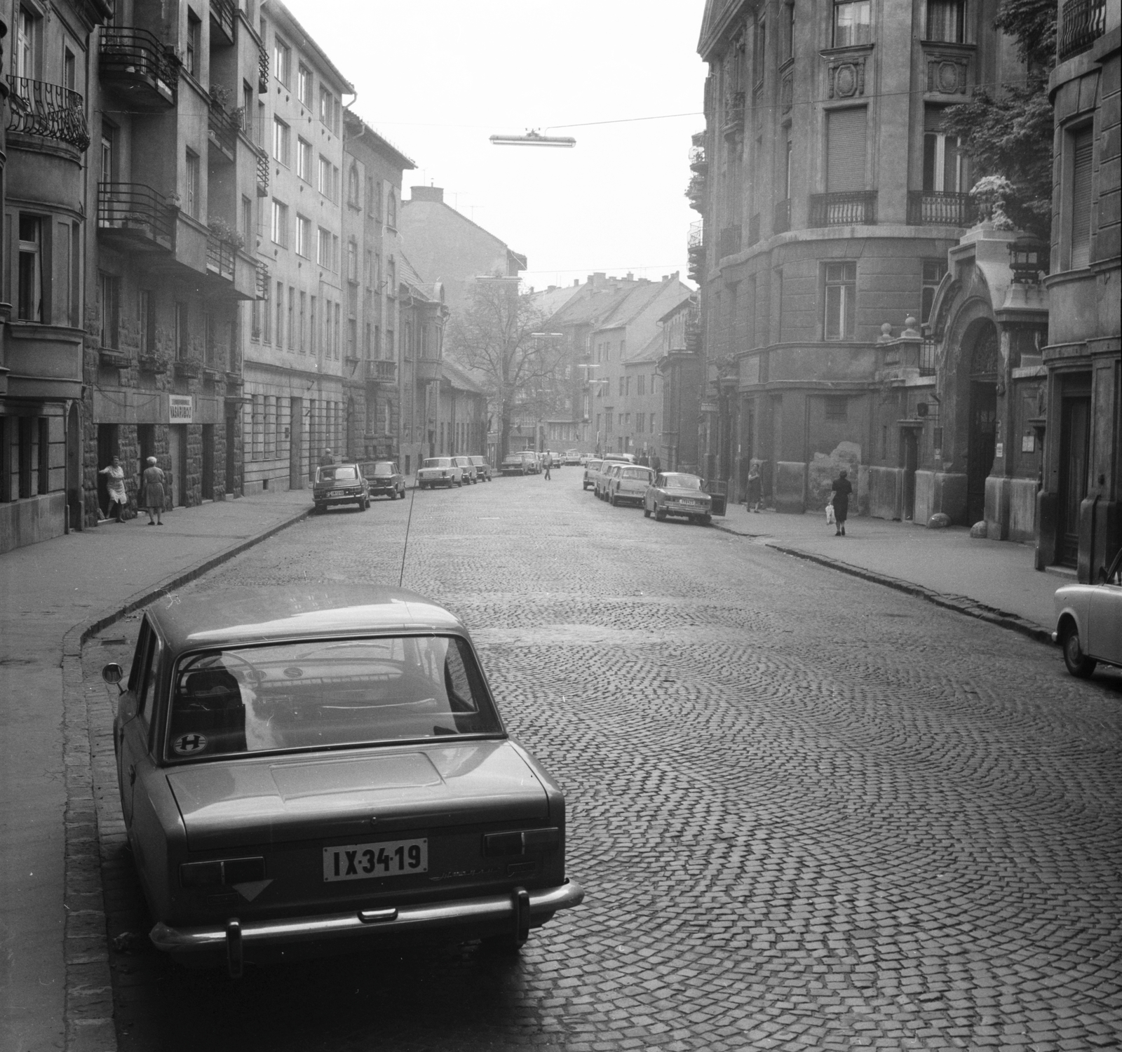 Magyarország, Budapest XII., Városmajor utca, a 27/A számú háztól a Kék Golyó utca irányába nézve., 1975, FŐMTERV, Domonkos Endre, Budapest, rendszám, VAZ 2101, Polski Fiat 125p, Fortepan #253563