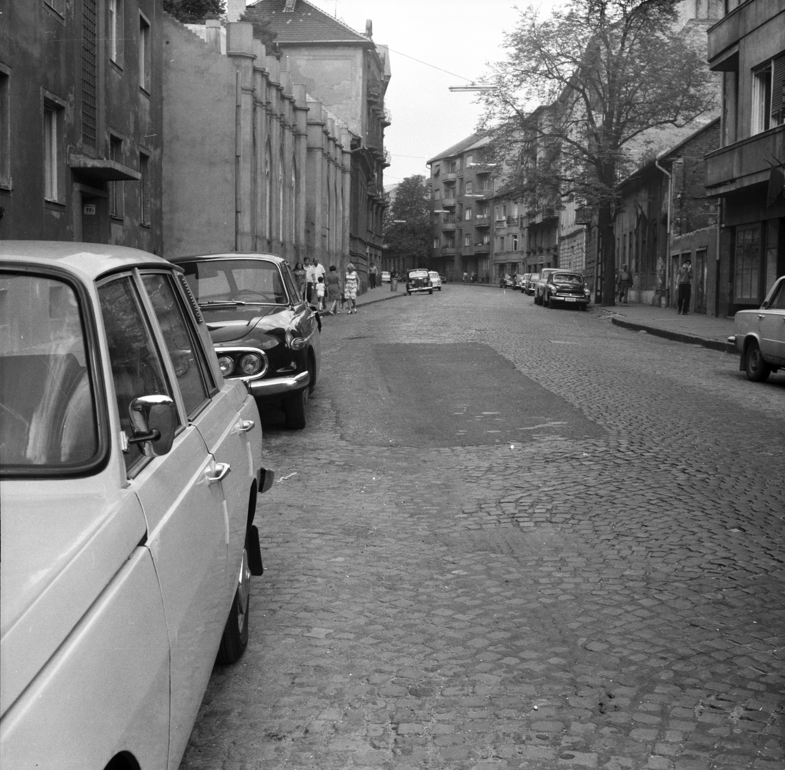 Magyarország, Budapest XII., Városmajor utca a 22 a számú háztól a Csaba utca irányába vezető szakaszon., 1975, FŐMTERV, Domonkos Endre, Budapest, Fortepan #253564