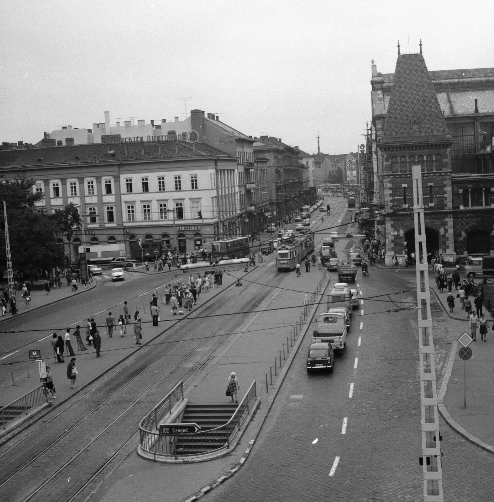 Magyarország, Budapest V.,Budapest IX., Fővám (Dimitrov) tér, szemben a Vámház (Tolbuhin) körút és jobbra a Központi Vásárcsarnok., 1975, FŐMTERV, Domonkos Endre, Budapest, Fortepan #253565