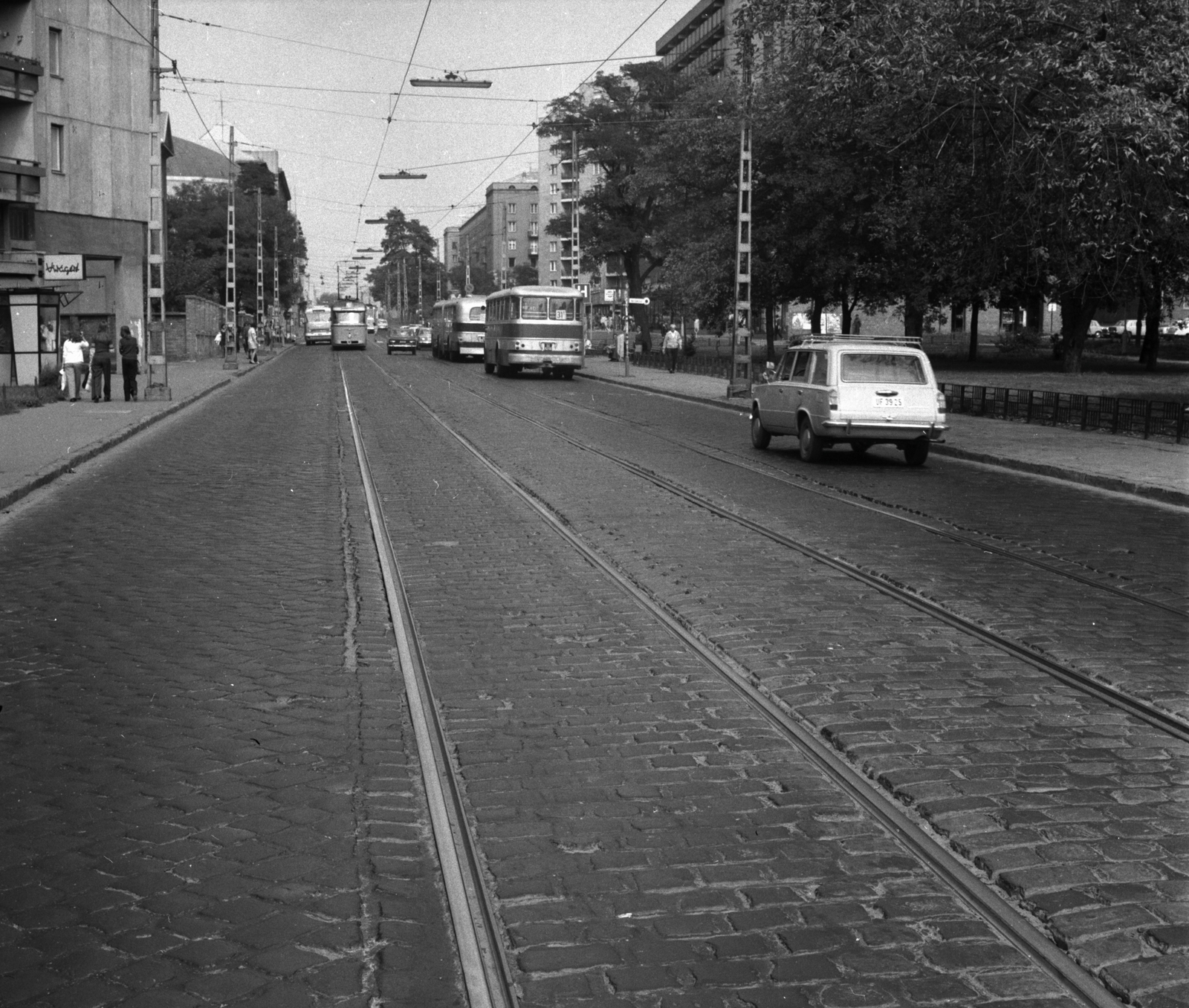 Hungary, Budapest X., a Kőrösi Csoma Sándor út Liget utca - Harmat utca - Élessarok felé vezető szakasza., 1975, FŐMTERV, Budapest, Ikarus 620, Lada 1200 estate, phone booth, Fortepan #253567