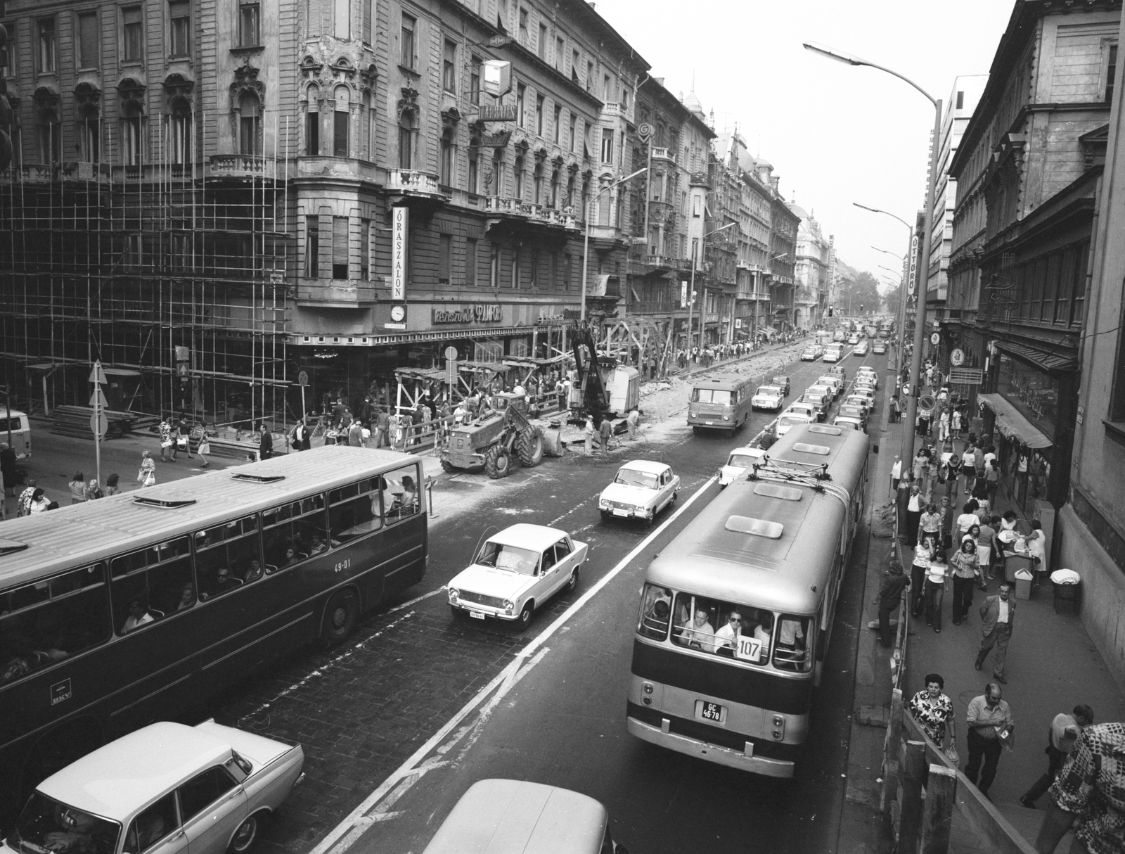 Magyarország, Budapest V., a Kossuth Lajos utca az ideiglenes gyalogos felüljáróról nézve, balra a Városház utca., 1975, FŐMTERV, Domonkos Endre, Budapest, Ikarus 260, rendszám, Ikarus 180, VAZ 2101, Fortepan #253571