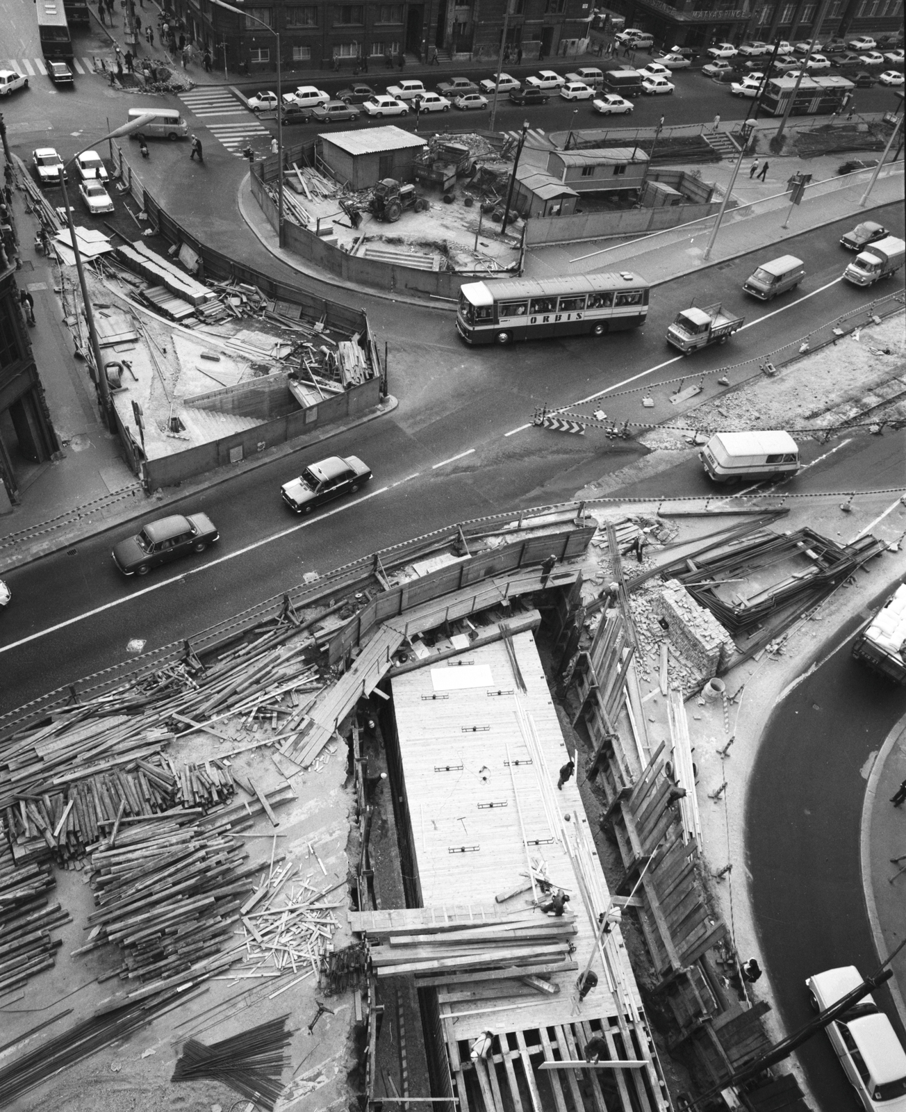 Magyarország, Budapest V., gyalogos aluljáró építése a Váci utca - Szabad sajtó út kereszteződésénél, jobbra a Március 15. tér., 1975, FŐMTERV, Domonkos Endre, autóbusz, madártávlat, traktor, markológép, Budapest, Ikarus-márka, Ikarus 260, Fortepan #253572