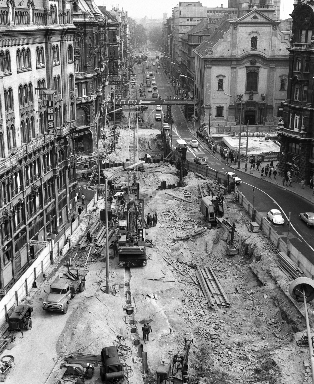 Magyarország, Budapest V., a Ferenciek tere (Felszabadulás tér) aluljárórendszerének kiépítése, szemben a Kossuth Lajos utca., 1975, FŐMTERV, Domonkos Endre, Budapest, Fortepan #253574