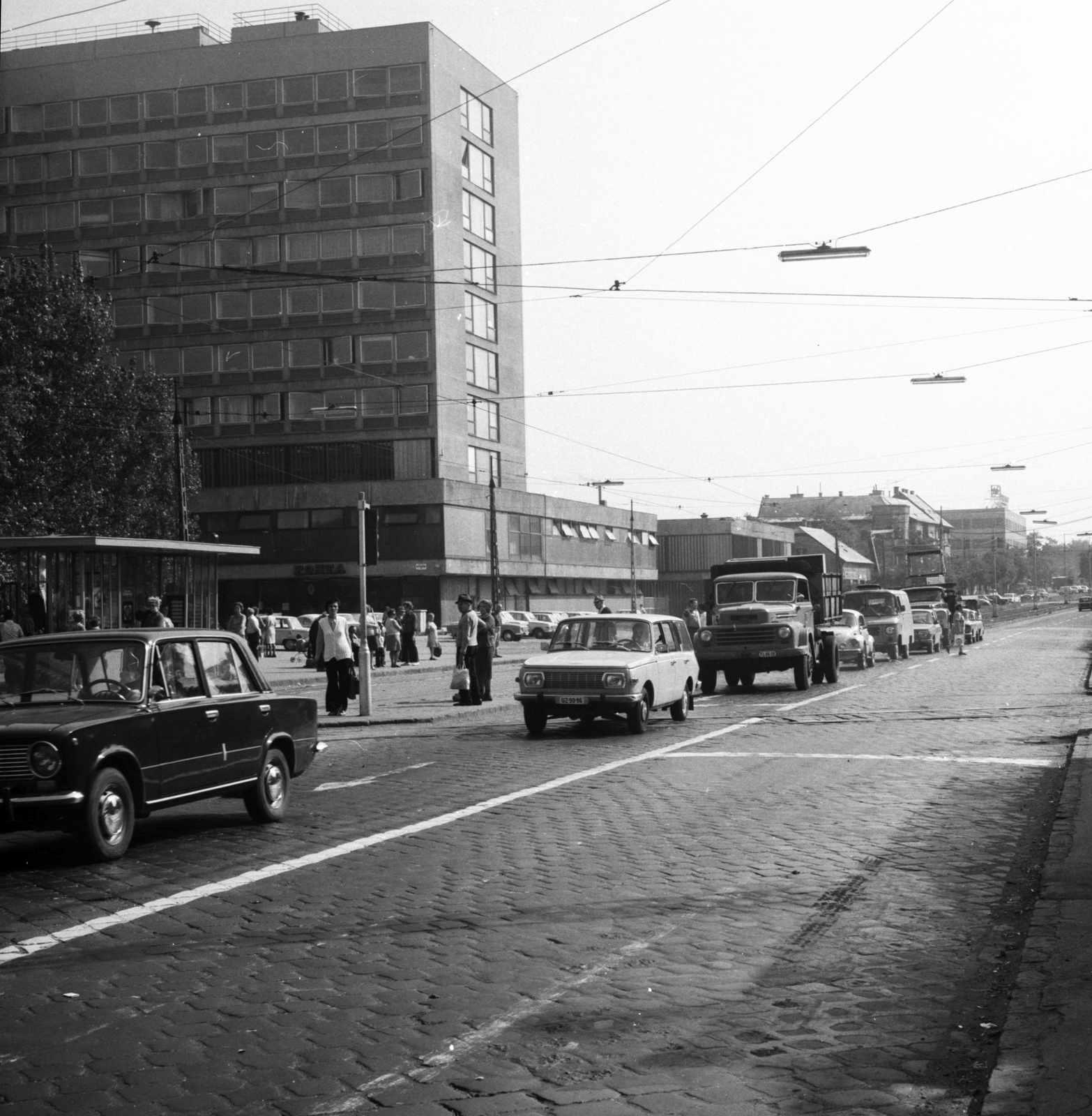 Magyarország, Budapest XIV., Nagy Lajos király útja, a Bosnyák tér - Szabács utca - Szugló utca közötti szakasz., 1975, FŐMTERV, Domonkos Endre, Budapest, Csepel D450, forgalom, Wartburg 353, VAZ 2101, Wartburg-márka, Fortepan #253575