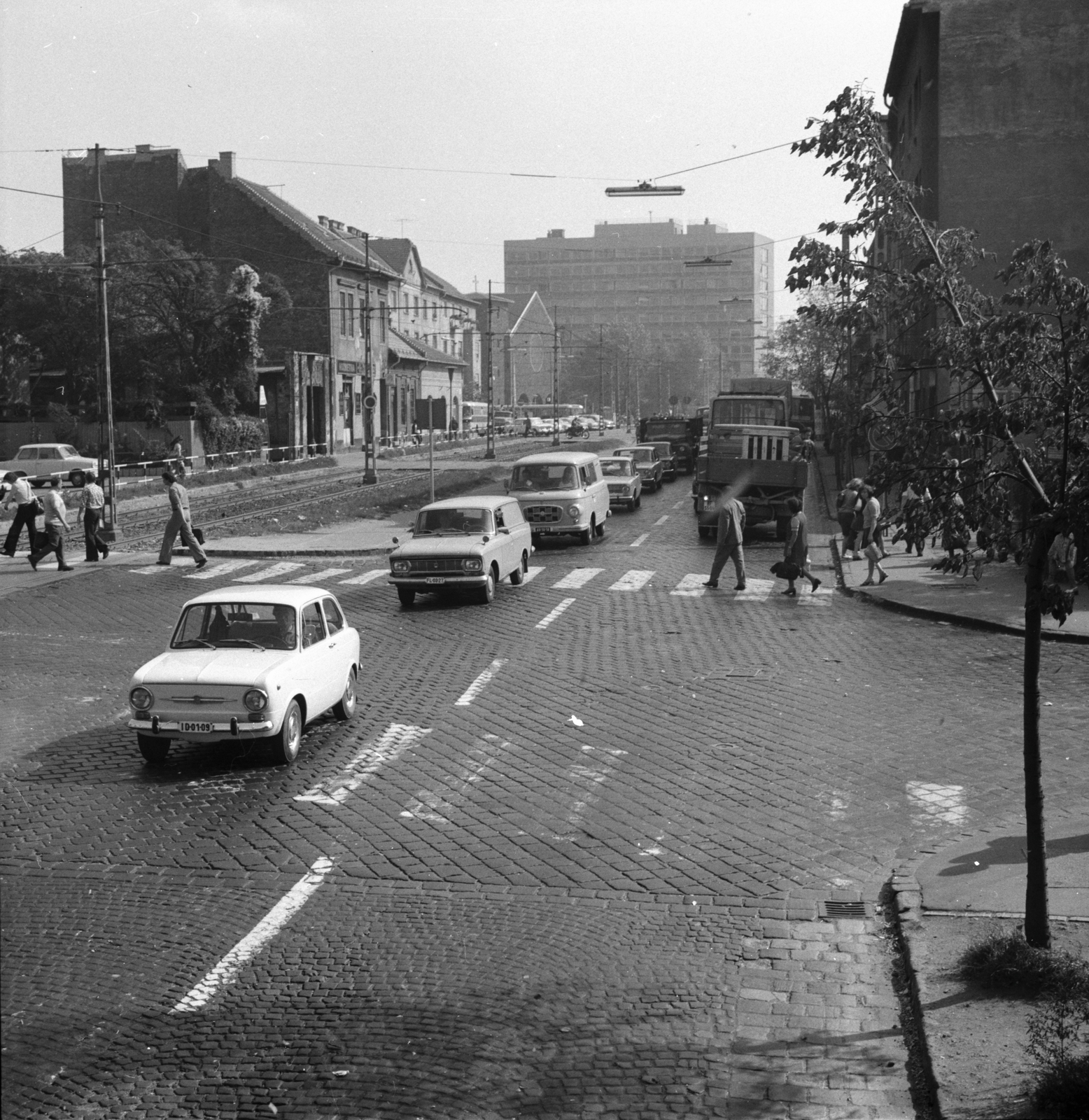 Hungary, Budapest XIV., Nagy Lajos király útja, a Bácskai (Révai József) utcától a Bosnyák tér felé vezető szakasz., 1975, FŐMTERV, Budapest, crosswalk, traffic, number plate, Moskvith 433/434, Fortepan #253579