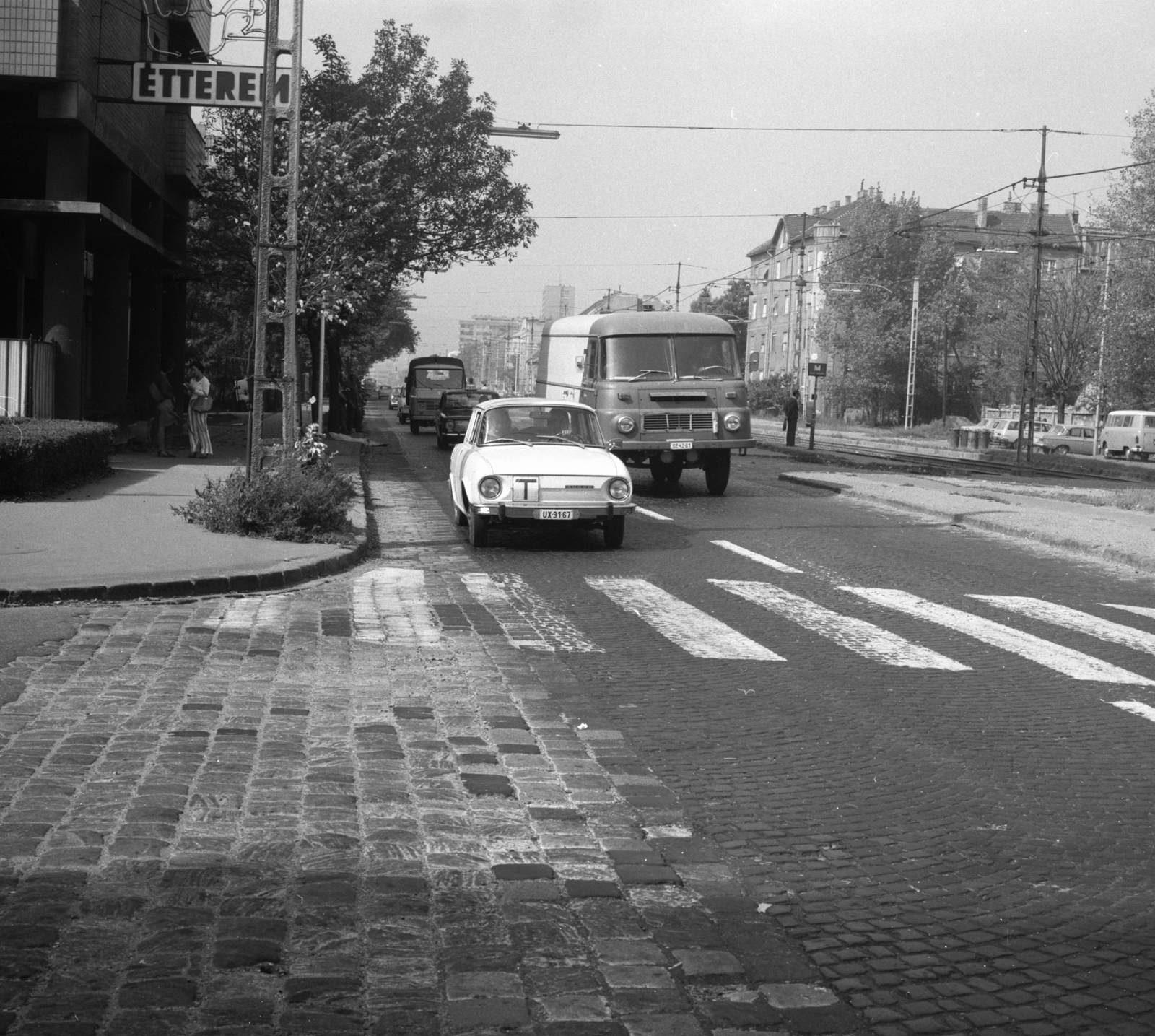 Magyarország, Budapest XIV., Nagy Lajos király útja, a Gyarmat utcától az Erzsébet királyné útja felé vezető szakasz., 1975, FŐMTERV, Domonkos Endre, Budapest, Robur-márka, tanuló vezető, rendszám, Skoda 100, Fortepan #253580