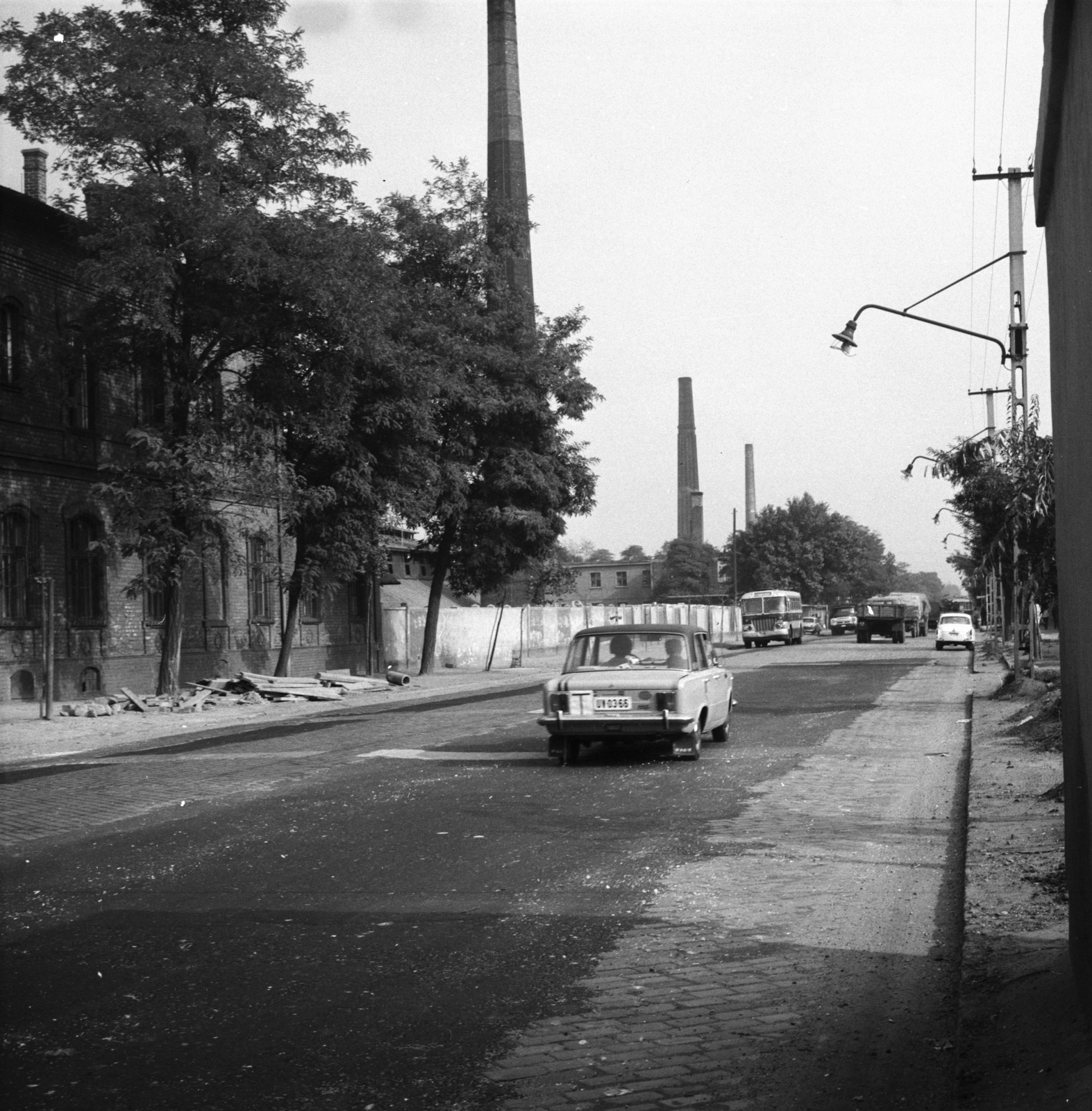 Magyarország, Budapest X., Gyömrői út Noszlopy utca - Sibrik Miklós út közötti szakasza, balra az Épületkerámiaipari Vállalat Kerámia Téglagyára., 1975, FŐMTERV, Domonkos Endre, Budapest, Polski Fiat 125p, Fortepan #253582