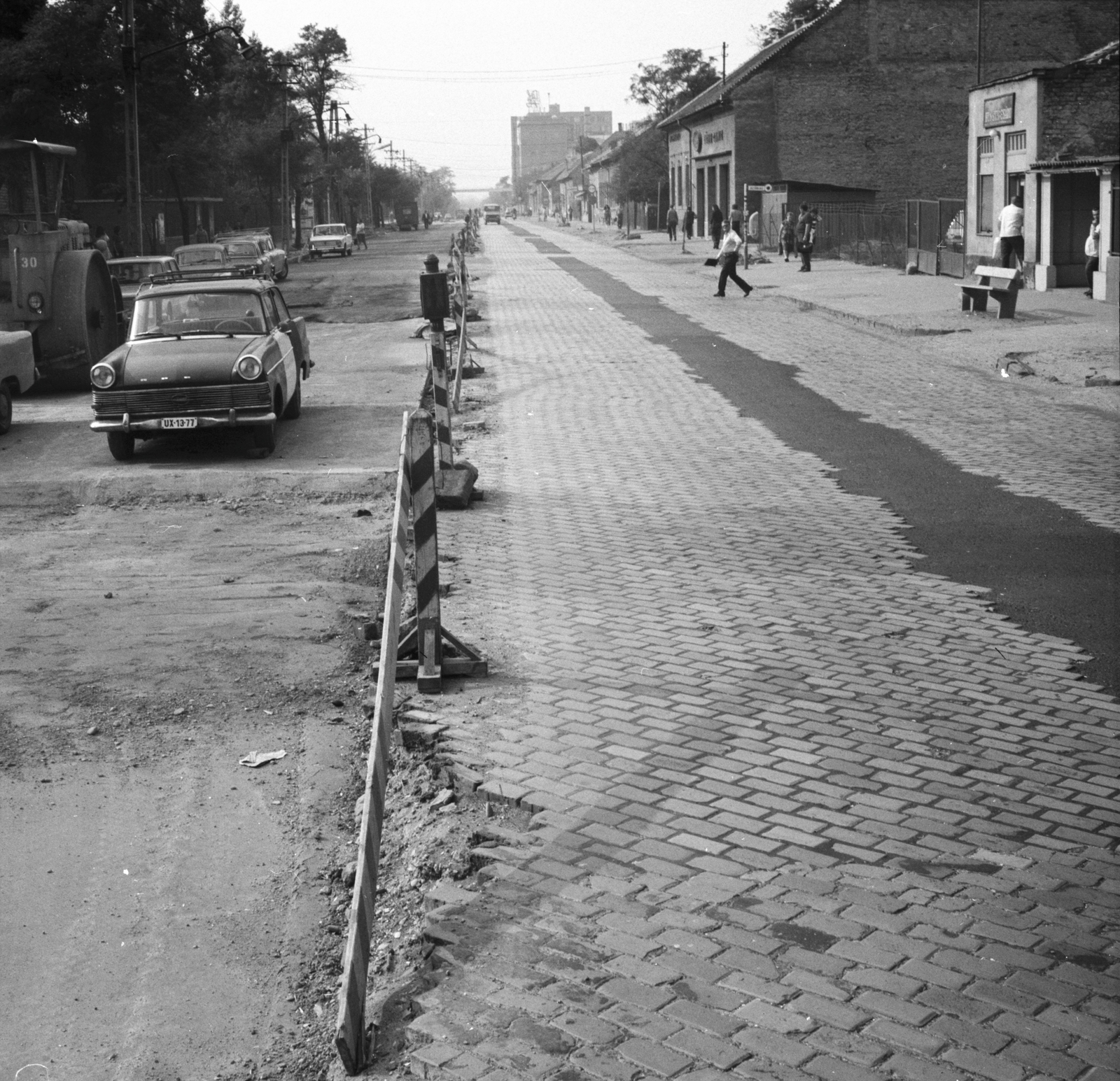 Magyarország, Budapest X., Gyömrői út, útépítés a Noszlopy utca közelében. Távolabb a Kőbányai Gyógyszerárugyár (korábban és ma Richter Gedeon Vegyészeti Gyár) épületei emelkednek ki., 1975, FŐMTERV, Domonkos Endre, Budapest, Opel Rekord P2, rendszám, Opel-márka, Fortepan #253585