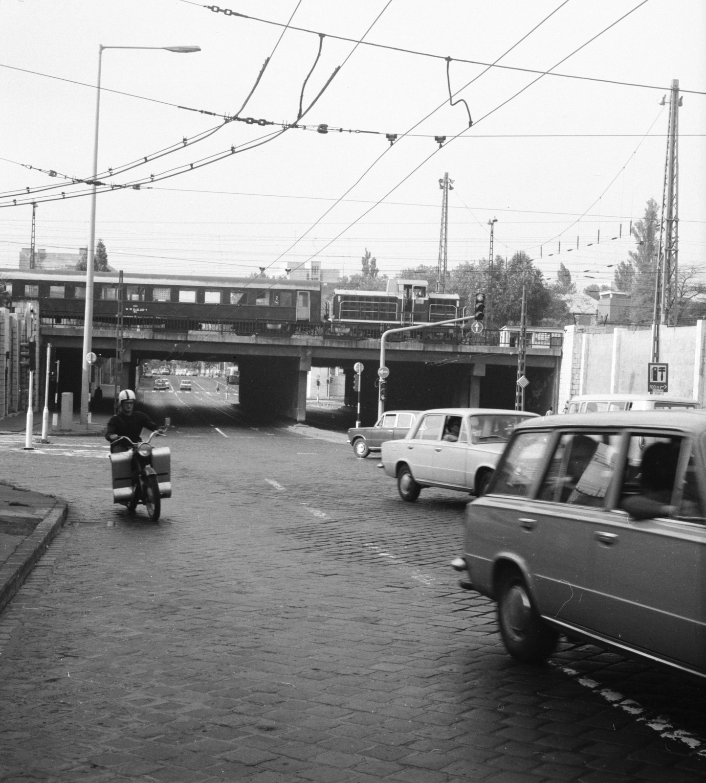 Magyarország, Budapest VI., Dózsa György út, aluljáró a Vágány utca irányába. Balra a Podmaniczky (Rudas László) utca, jobbra az Állatkert kerítése., 1975, FŐMTERV, Domonkos Endre, Budapest, Fortepan #253587