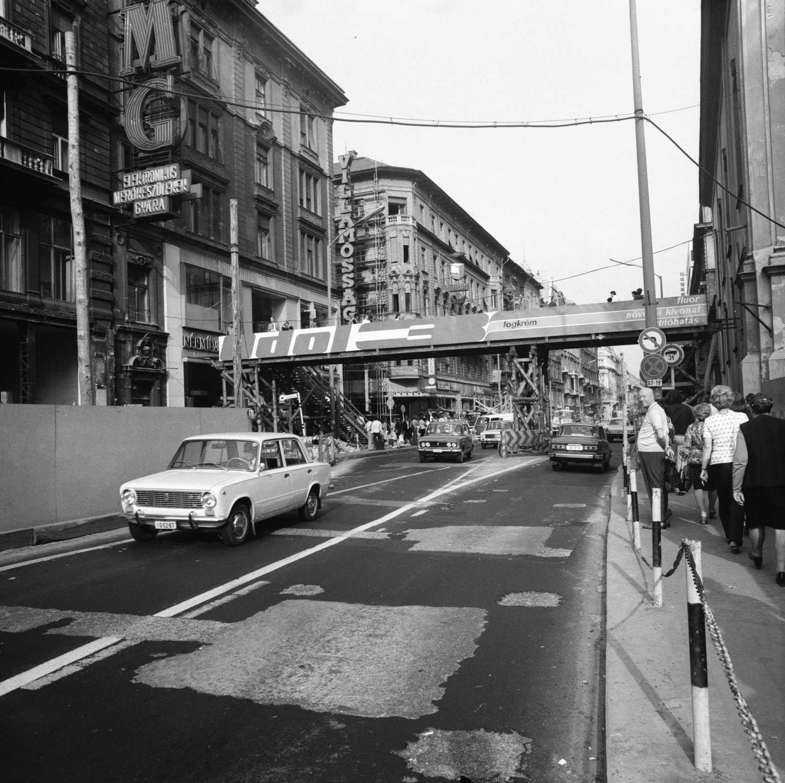 Hungary, Budapest V., Kossuth Lajos utca, ideiglenes gyalogos felüljáró. Balra a Városház utca, jobbra a Belvárosi Ferences templom., 1975, FŐMTERV, Budapest, number plate, Fortepan #253590