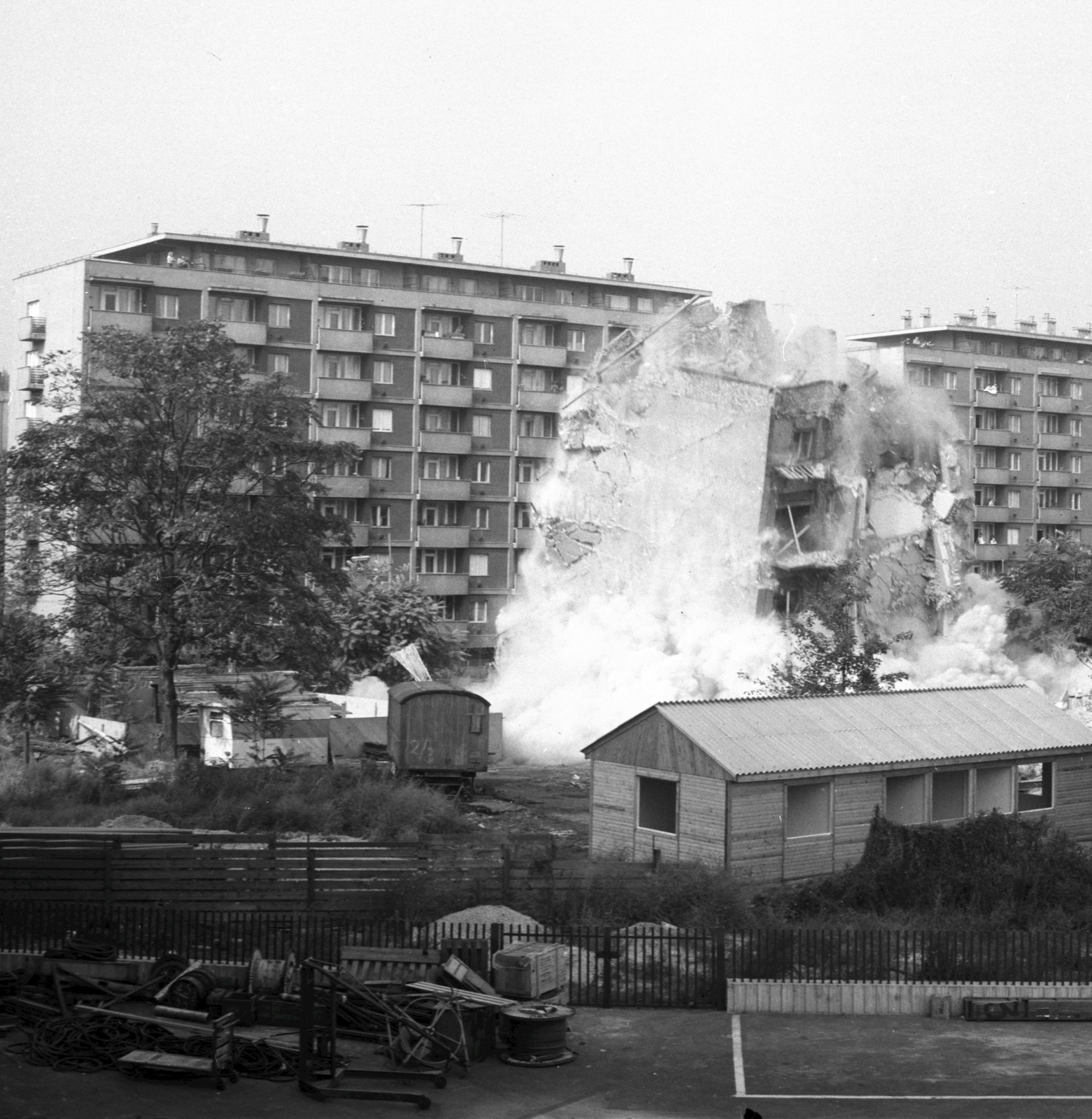 Magyarország, Budapest XII., Alkotás utca, a felvétel a szélesitéskor lebontott ház maradványának felrobbantásakor készült. Háttérben a tiszti lakótelep házai., 1975, FŐMTERV, Domonkos Endre, Budapest, Fortepan #253592