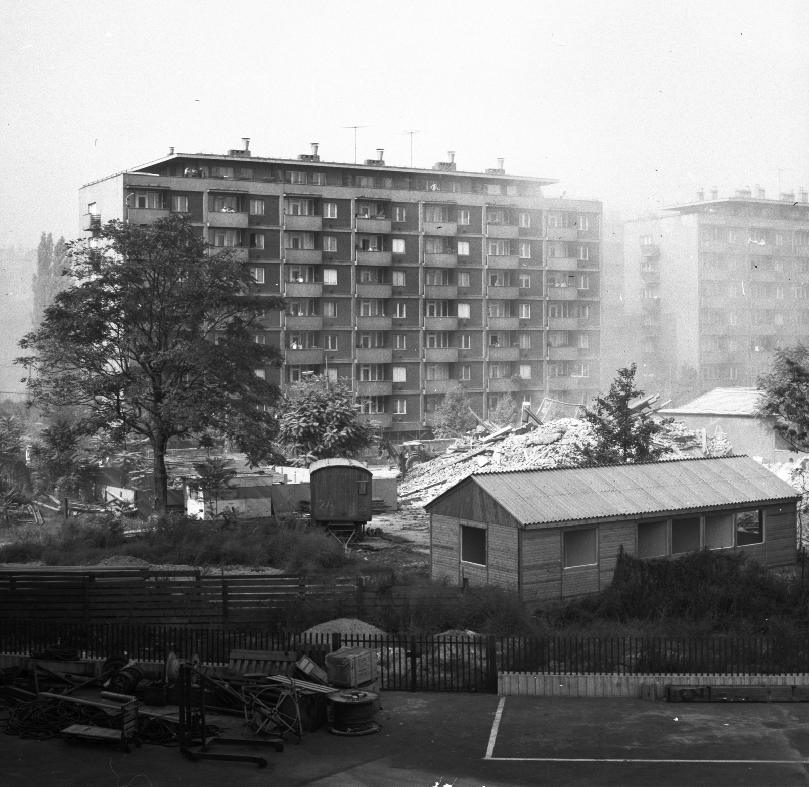 Magyarország, Budapest XII., Alkotás utca, a felvétel a szélesitéskor lebontott ház maradványának felrobbantásakor készült. Háttérben a tiszti lakótelep házai., 1975, FŐMTERV, Domonkos Endre, Budapest, Fortepan #253593