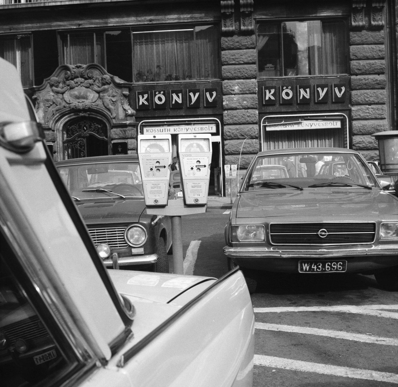 Magyarország, Budapest V., Vörösmarty tér, a felvétel a Kossuth Könyvkiadó könyvesboltja előtti parkolónál készült., 1975, FŐMTERV, Domonkos Endre, Budapest, rendszám, Fortepan #253595