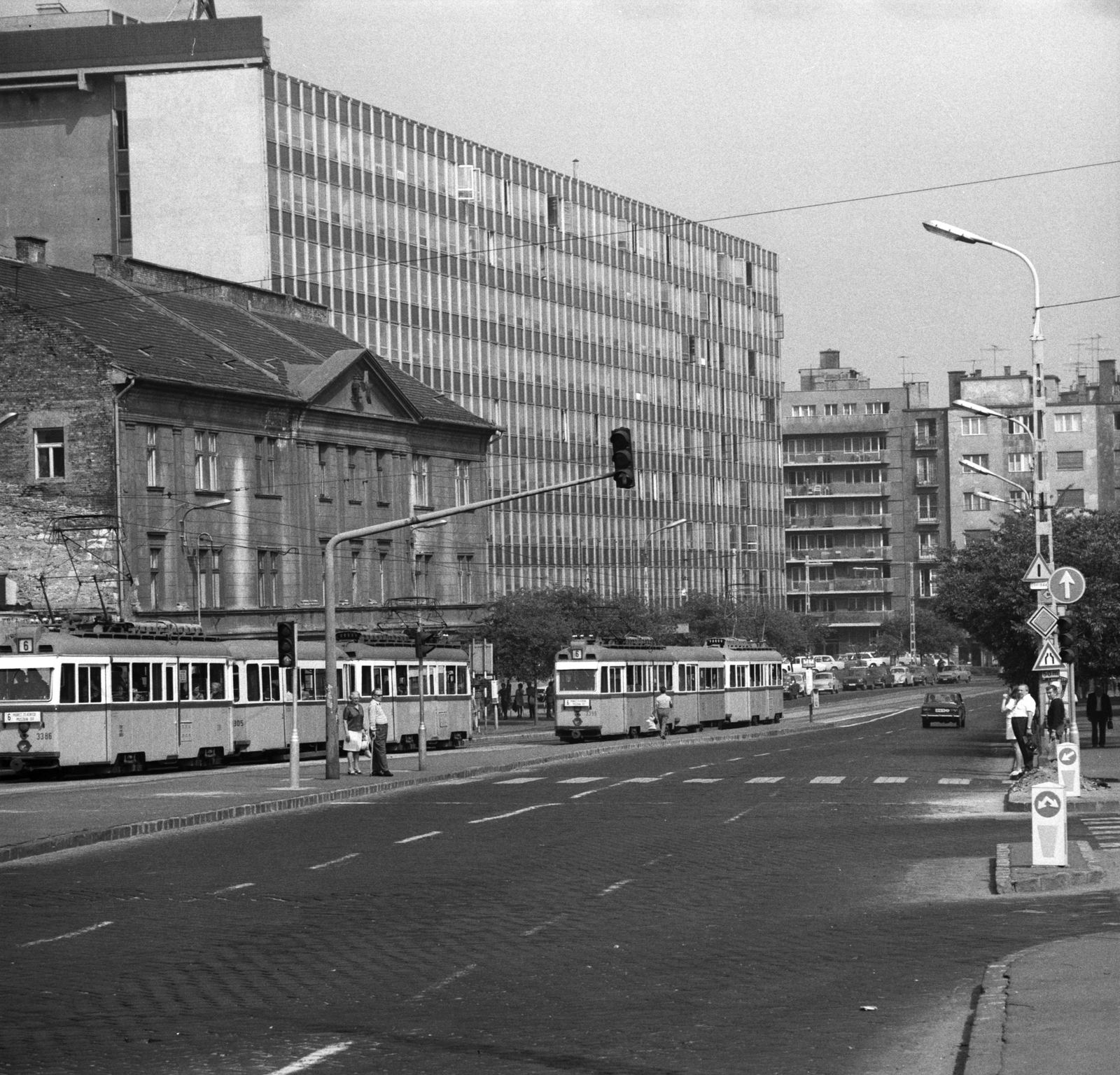 Hungary, Budapest II., Széna tér, balra az egykori Margit körúti bíróság és börtön, távolabb a Kohó- és Gépipari Minisztérium épülete., 1975, FŐMTERV, Budapest, Fortepan #253596