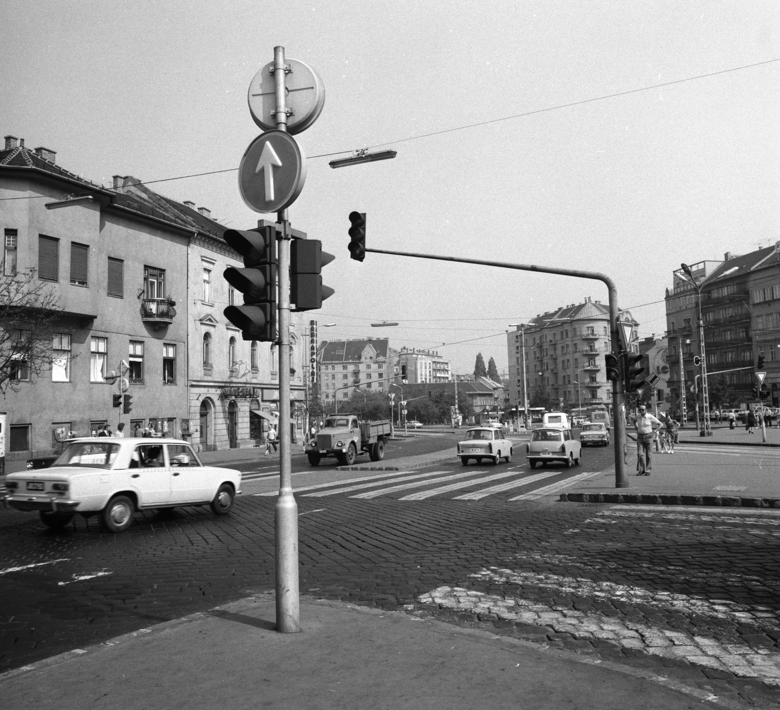 Magyarország, Budapest I.,Budapest II., Széll Kálmán (Moszkva) tér, a gépjármúvek mögött a Varsányi Irén utca melleti, jobb szélen a Széna téri épületek láthatók., 1975, FŐMTERV, Domonkos Endre, Budapest, VAZ 2101, Fortepan #253597