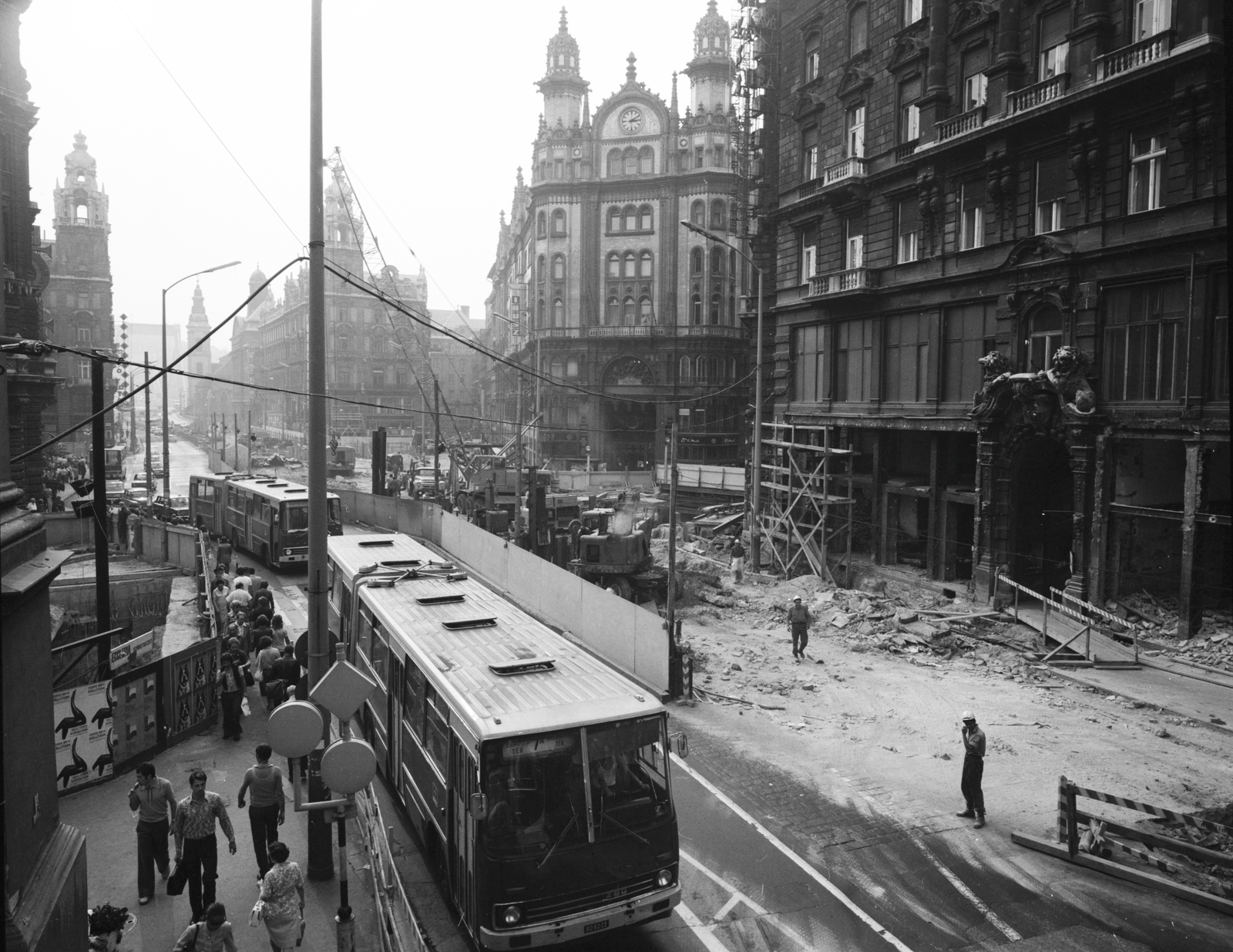 Hungary, Budapest V., a Ferenciek tere (Felszabadulás tér) aluljárórendszerének kiépítése, a Kossuth Lajos utca feletti ideiglenes gyalogos felüljáróról a Szabad sajtó út felé nézve., 1975, FŐMTERV, Budapest, Fortepan #253600