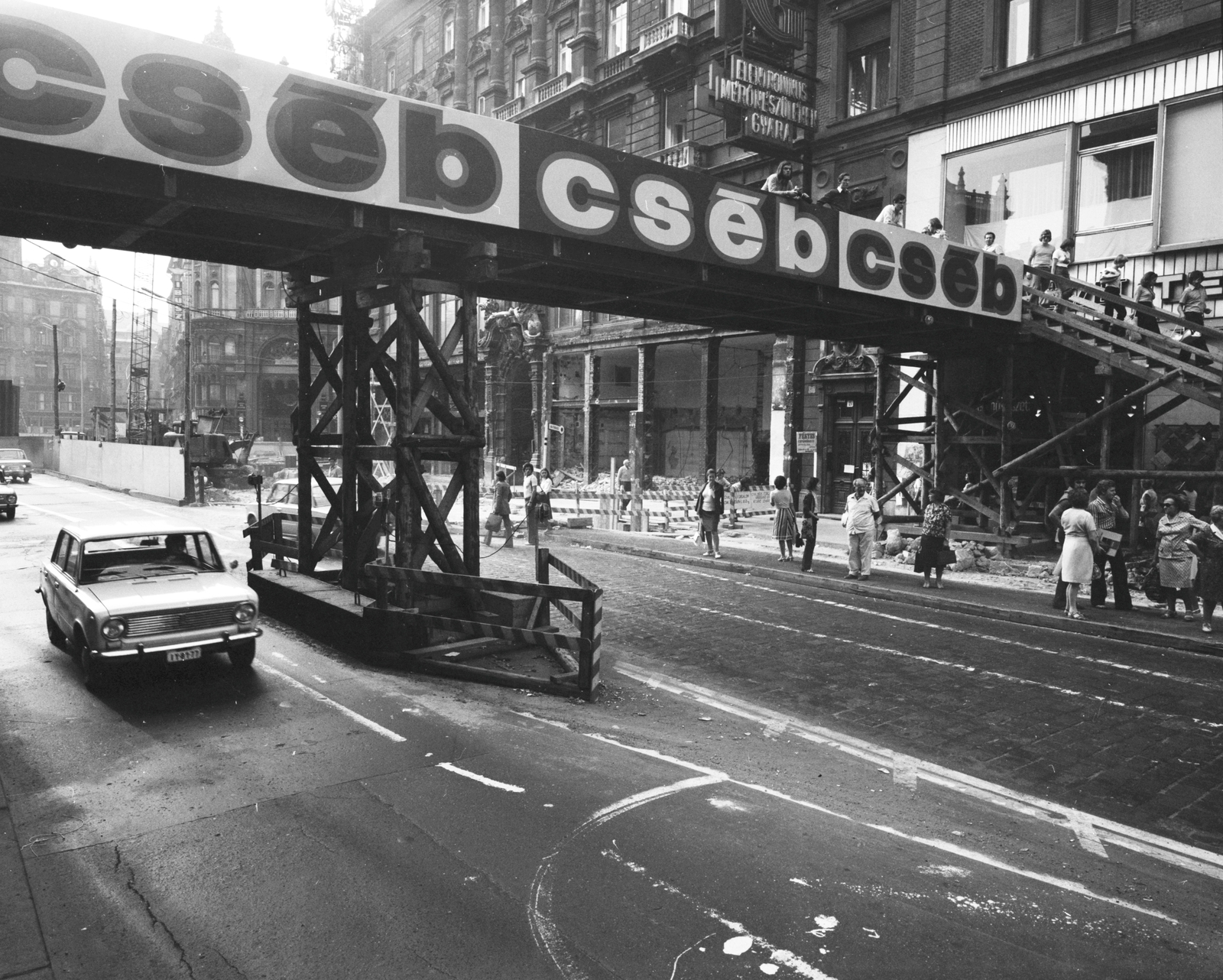 Magyarország, Budapest V., Kossuth Lajos utca, ideiglenes gyalogos felüljáró a Ferenciek tere (Felszabadulás tér) előtt., 1975, FŐMTERV, Domonkos Endre, Budapest, VAZ 2101, Fortepan #253601