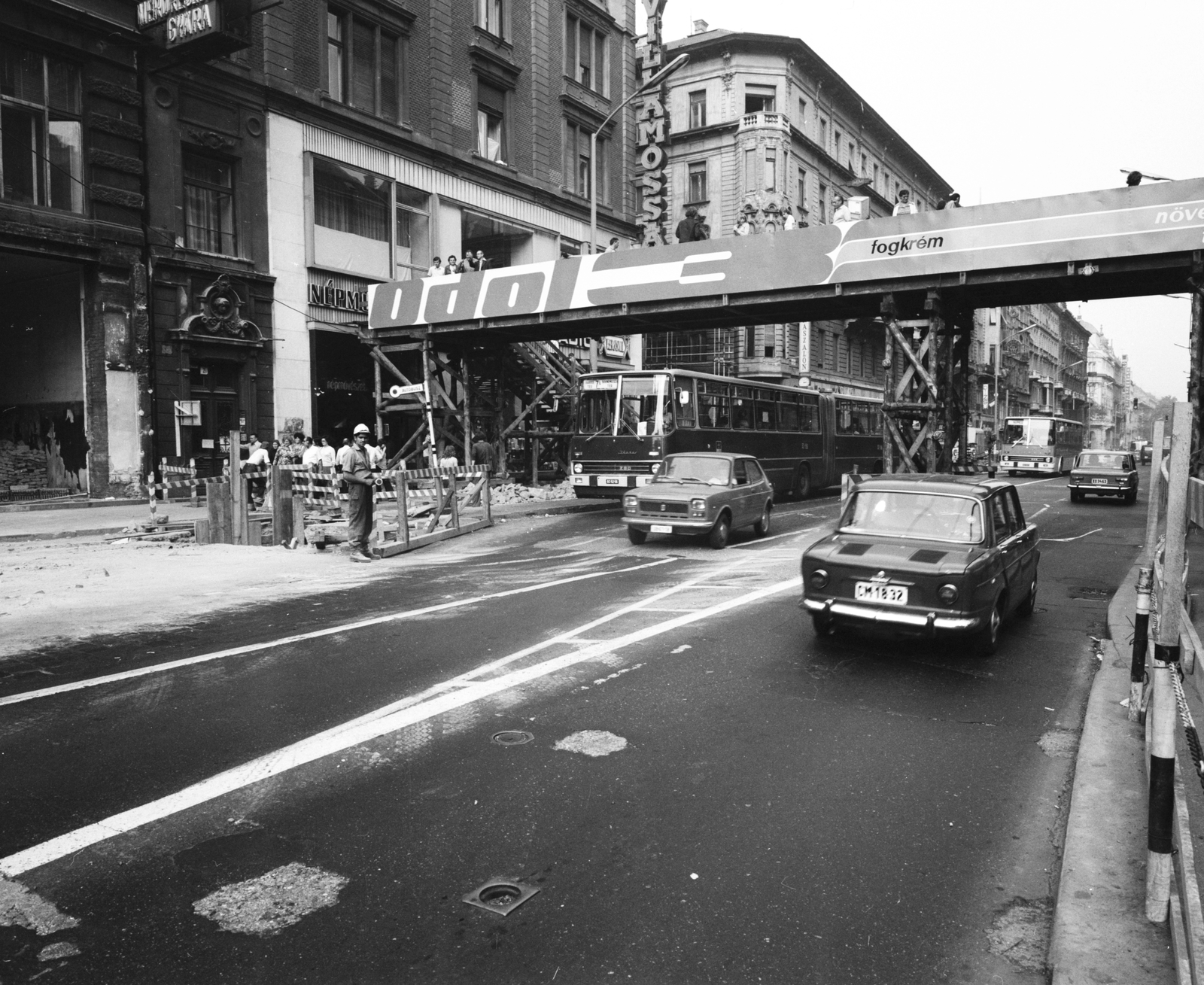 Magyarország, Budapest V., Kossuth Lajos utca, ideiglenes gyalogos felüljáró a Városház utca közelében., 1975, FŐMTERV, Domonkos Endre, reklám, felüljáró, Odol-márka, Budapest, Best of, Simca 1000, rendszám, Fiat 127, Fortepan #253602