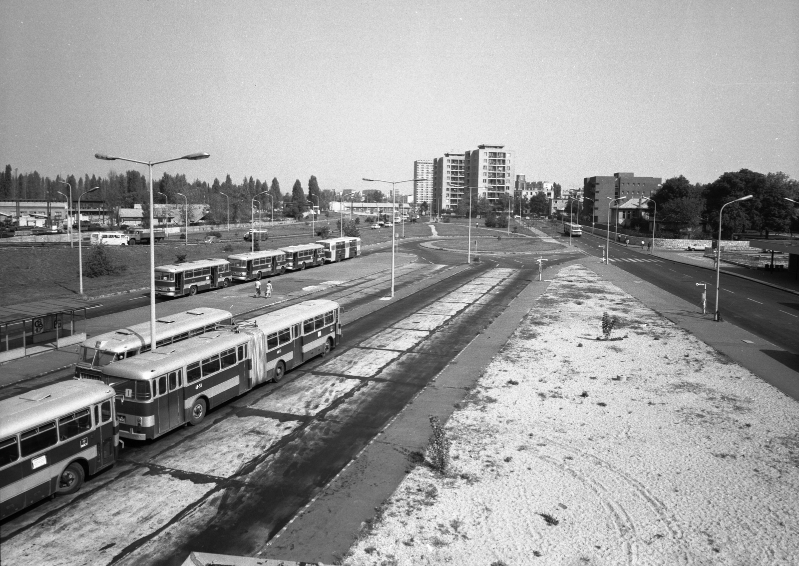 Magyarország, Budapest XIV., Mexikói úti autóbusz-végállomás a Horváth Boldizsár (Kelen József) utcánál, távolban a Kassai téri toronyház látható., 1975, FŐMTERV, Domonkos Endre, Budapest, autóbusz, Ikarus-márka, Ikarus 556, Ikarus 260, Ikarus 180, Ikarus 620/630, Fortepan #253603