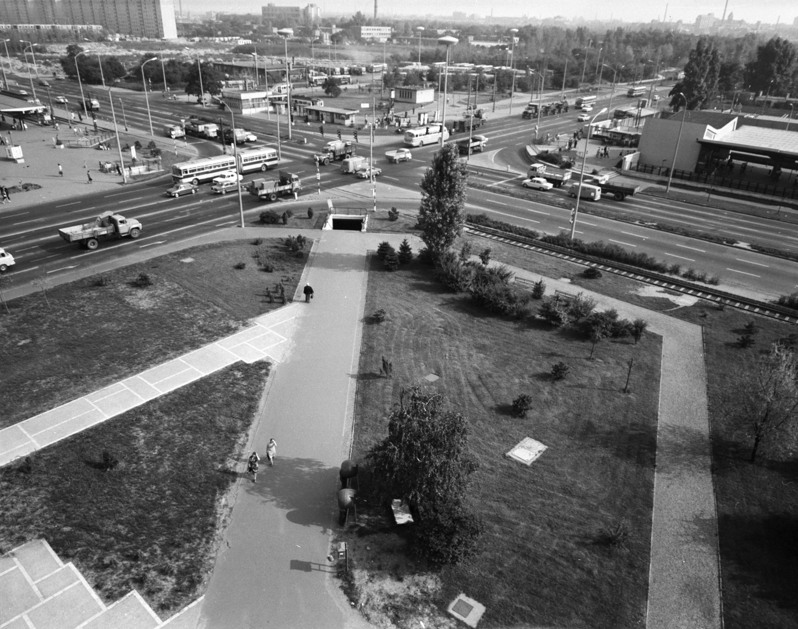 Hungary, Budapest XIV., kilátás az Örs vezér tere 1-es számú házról a Kerepesi út és a Fehér út felé, jobbra a metró végállomása., 1975, FŐMTERV, subway, Budapest, Fortepan #253605