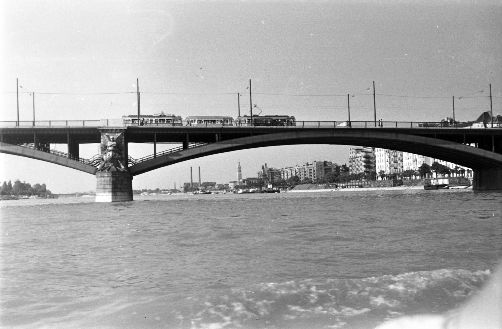 Hungary, Budapest XIII., Újpesti rakpart és Szent István park házai a Dunáról, előtérben a Margit híd, balra a Margit-sziget., 1962, Szánthó Zoltán, Danube, Budapest, Duna-bridge, Ernest Goüin-design, tram, Fortepan #25361