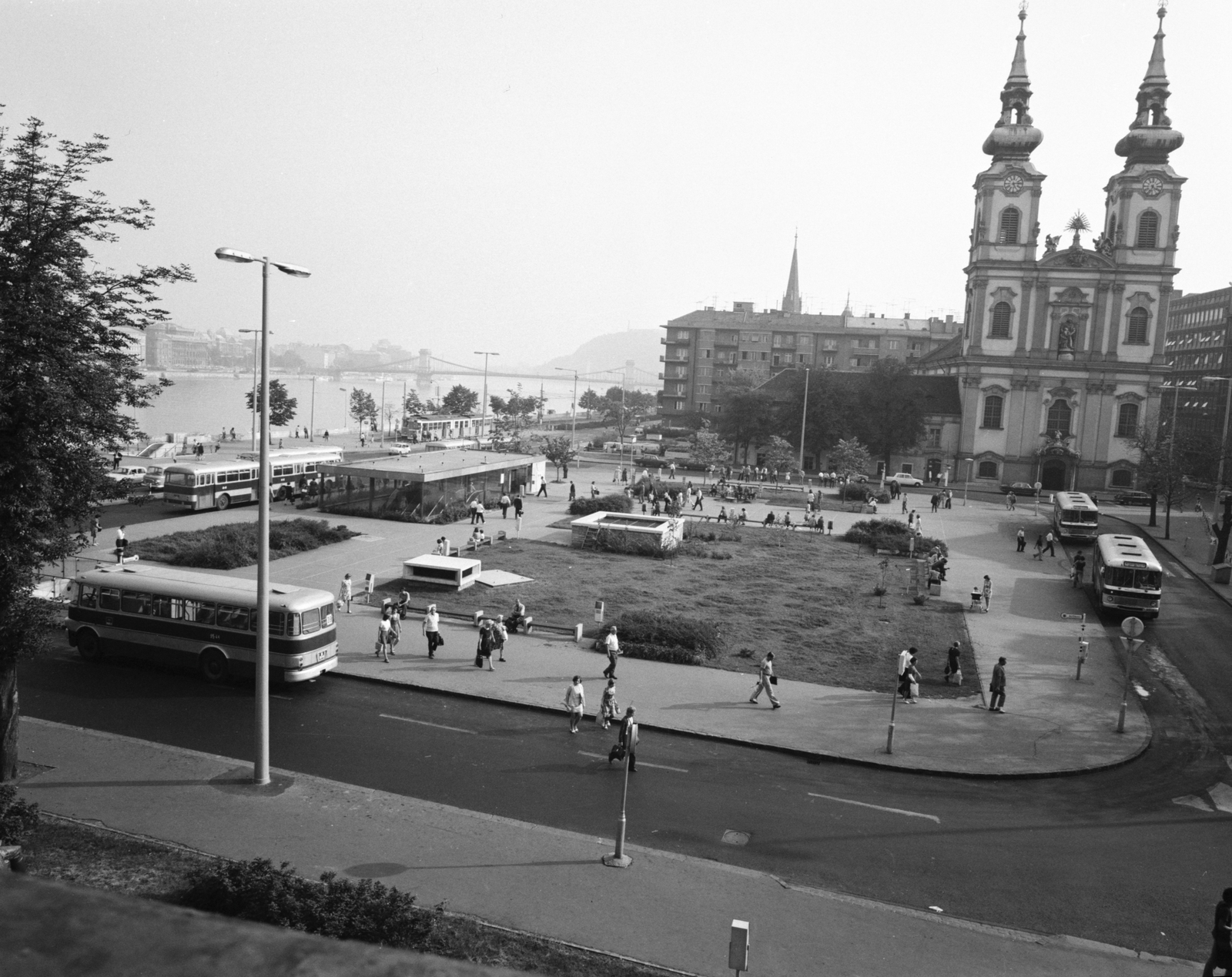 Hungary, Budapest I., Batthyány tér, kilátás a Duna és a Széchenyi Lánchíd felé, jobbra a Szent Anna-templom., 1975, FŐMTERV, Budapest, Ikarus 620, Fortepan #253610