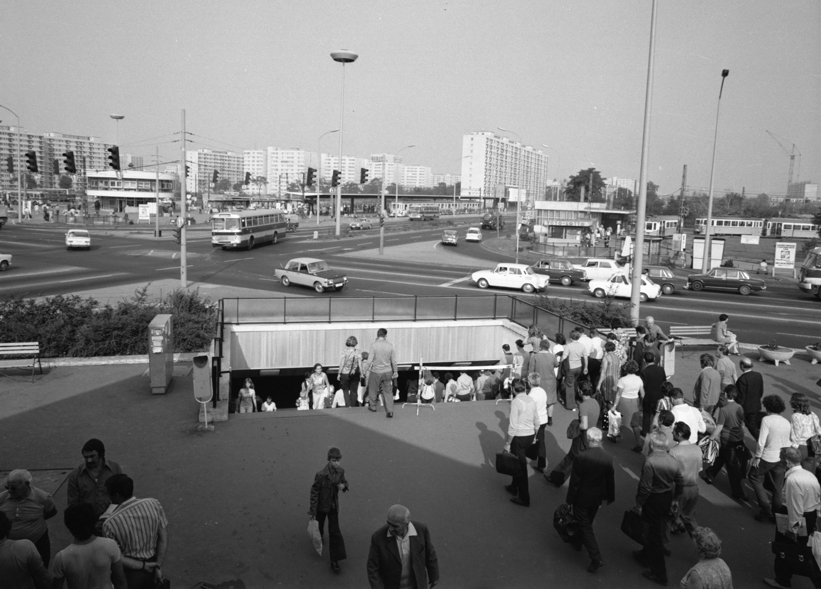 Hungary, Budapest XIV., Örs vezér tere, szemben a Kerepesi út és a gödöllői HÉV végállomása, jobbra a Fehér út., 1975, FŐMTERV, subway, commuter train, Budapest, traffic, Fortepan #253611