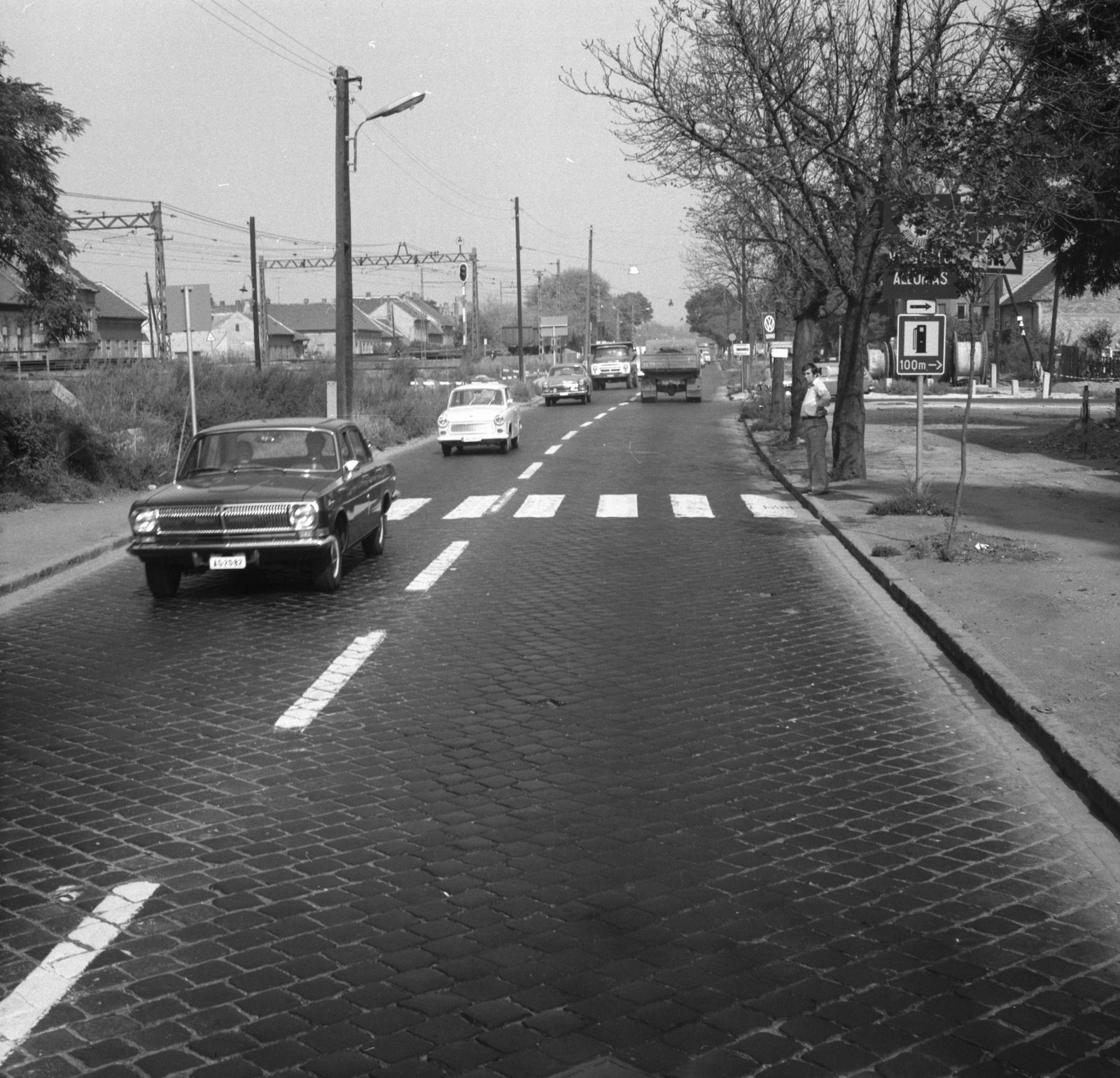Hungary, Óbuda, Budapest III., Szentendrei út, jobbra a Mozaik utca torkolata., 1975, FŐMTERV, number plate, gas station, Budapest, crosswalk, Fortepan #253615