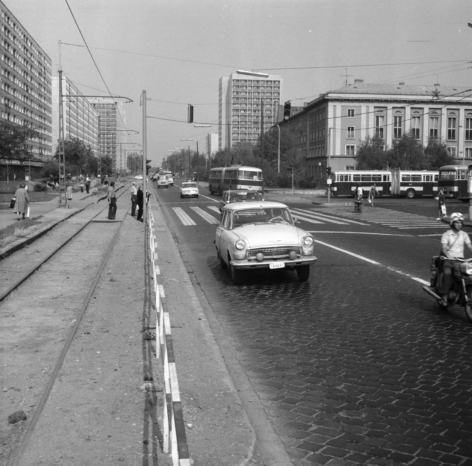 Hungary, Óbuda, Budapest III., Szentendrei út, jobbra a Miklós utcai autóbusz-végállomás., 1975, FŐMTERV, bus stop, Budapest, bus, Ikarus-brand, Fortepan #253622