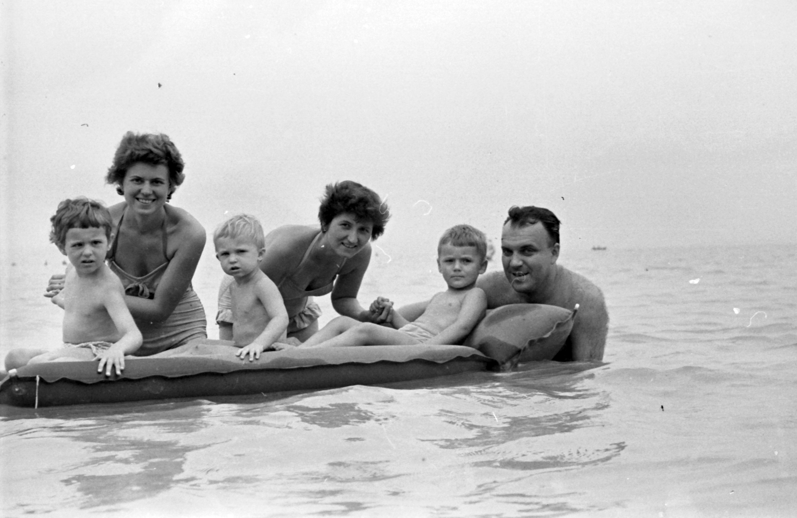 Hungary,Lake Balaton, 1963, Szánthó Zoltán, bathing suit, family, tableau, bathing, air mattress, Fortepan #25363