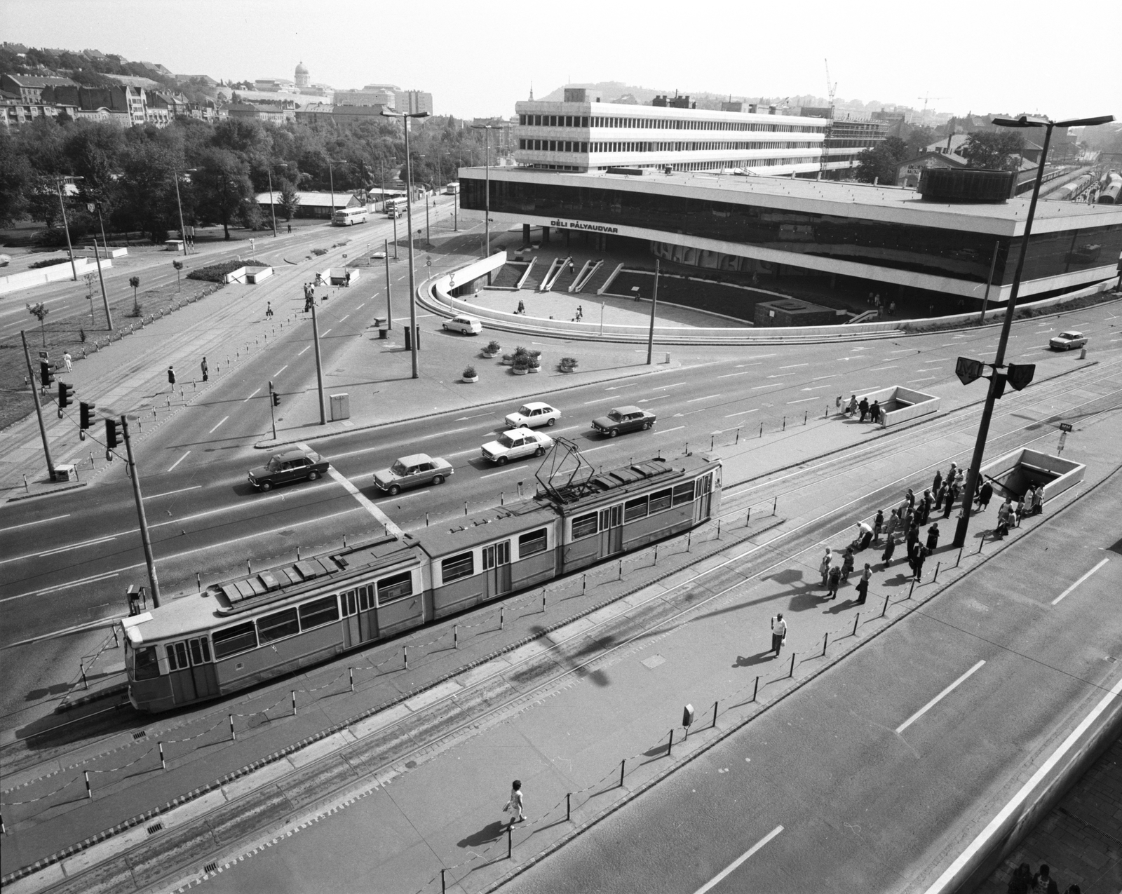 Hungary, Budapest I.,Budapest XII., a Déli pályaudvar egy Alkotás utcai házból nézve, balra a Krisztina körút és a Vérmező., 1975, FŐMTERV, Budapest, Fortepan #253630