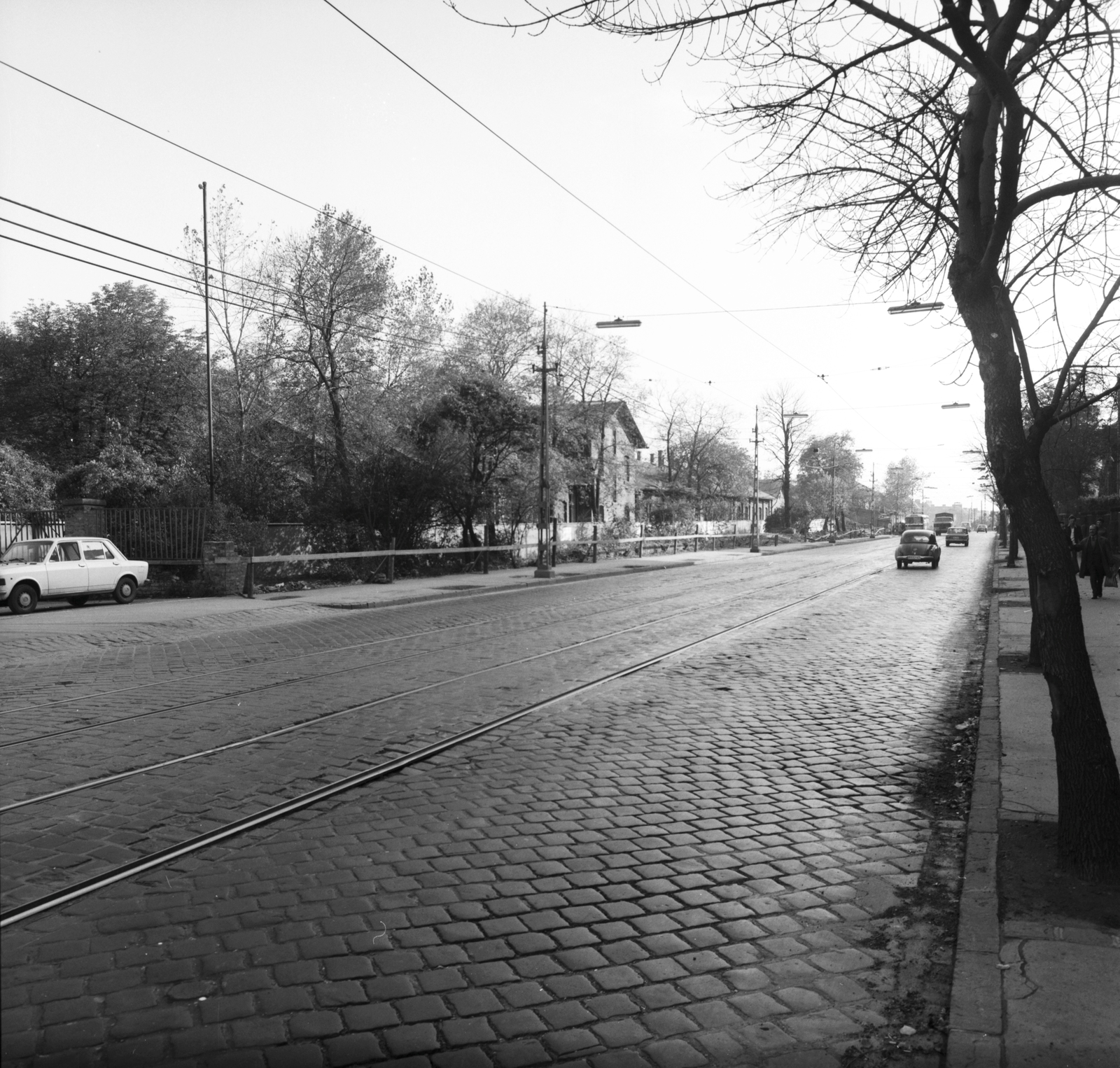 Hungary, Budapest XII., az Alkotás utca Tartsay Vilmos utca - Csörsz utca közötti szakasza, szemben a Sportkórház épületei látszanak., 1975, FŐMTERV, Budapest, Fortepan #253638