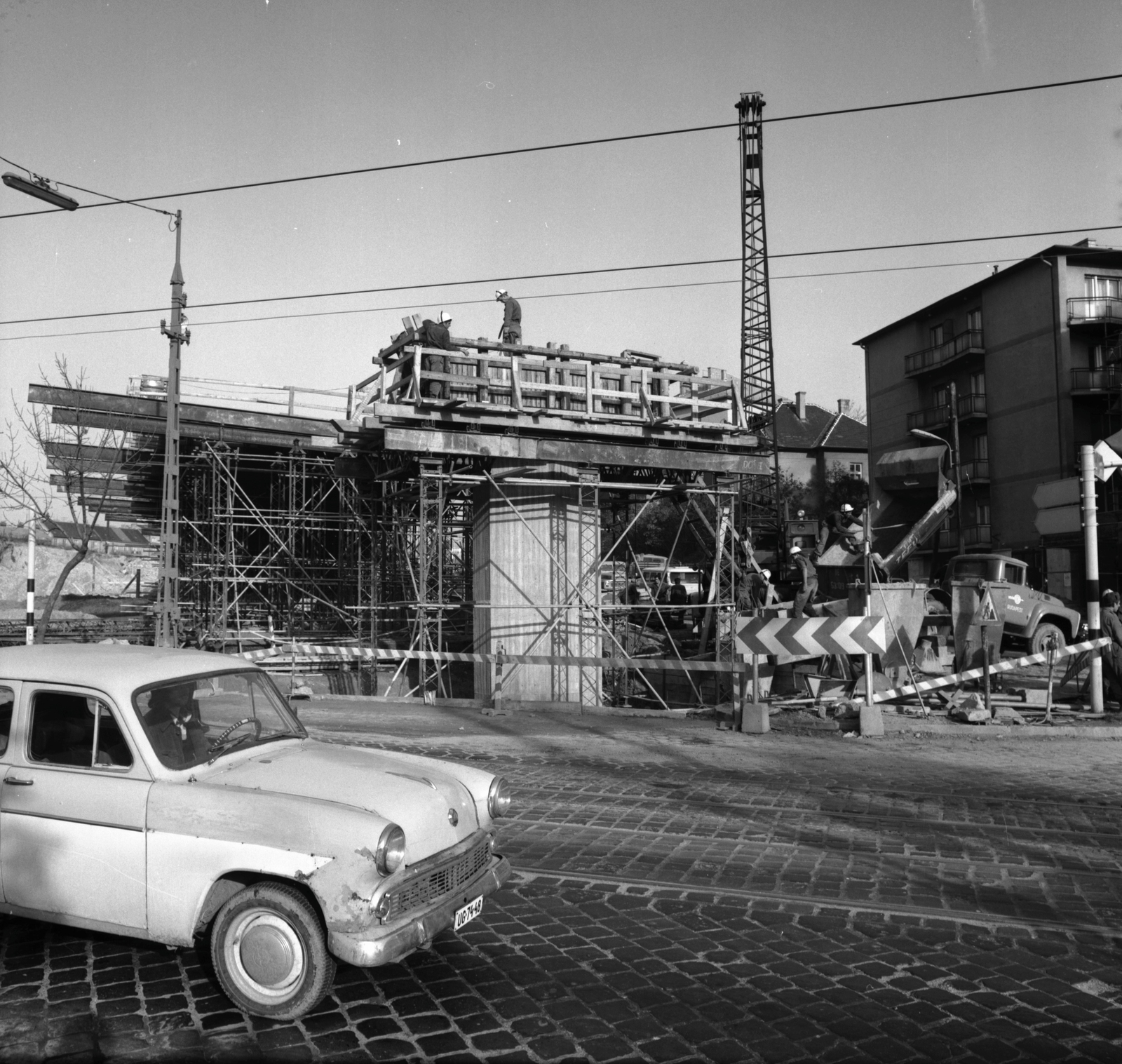 Hungary, Budapest XI.,Budapest XII., Alkotás utca, jobbra a háttérben a Hegyalja út 62-es számú ház. BAH csomópont a felüljáró építésekor., 1975, FŐMTERV, construction, crane, scaffolding, Moskvitch-brand, Budapest, Fortepan #253639