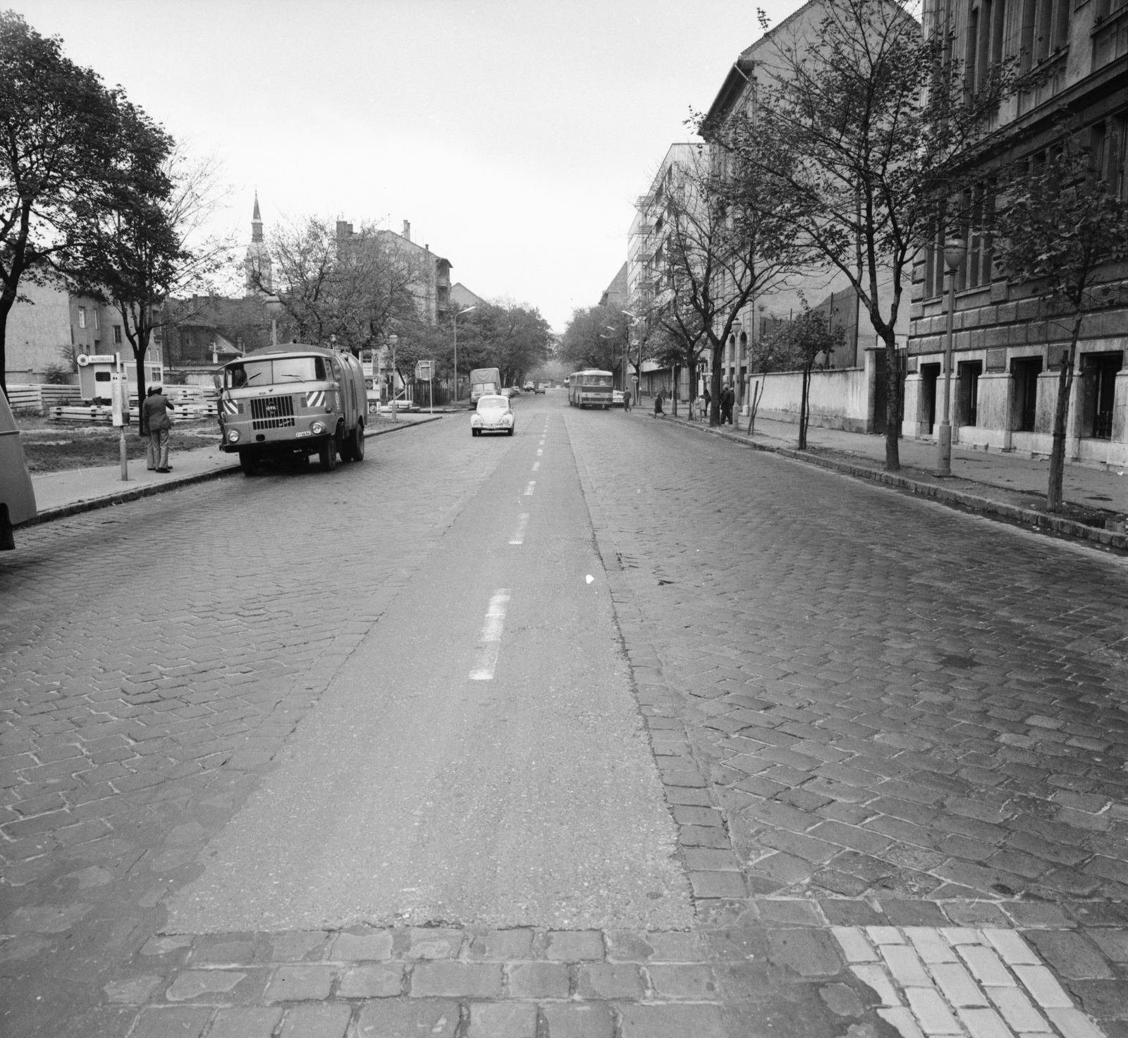 Hungary, Budapest II., Lajos utca, jobbra az 1-5. számú épületben a Than Károly Vegyipari Szakközépiskola. Balra a Bécsi úti Újlaki templom tornya látszik., 1975, FŐMTERV, Budapest, Fortepan #253641