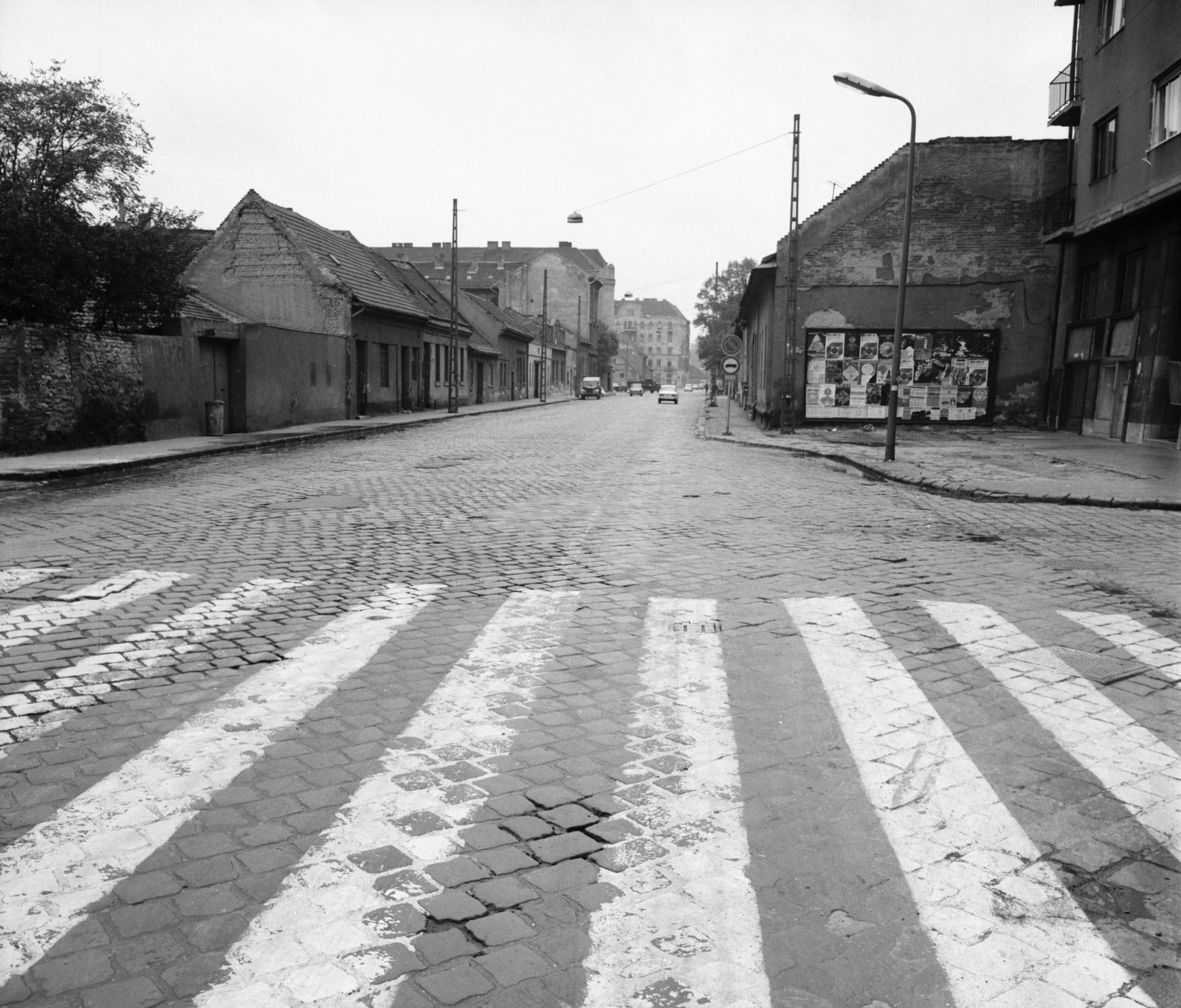 Hungary, Budapest III., Lajos utca a Dereglye utca kereszteződésénél, szemben a távolban a Nagyszombat utcánál álló ház látható., 1975, FŐMTERV, Budapest, EKA-brand, Fortepan #253643
