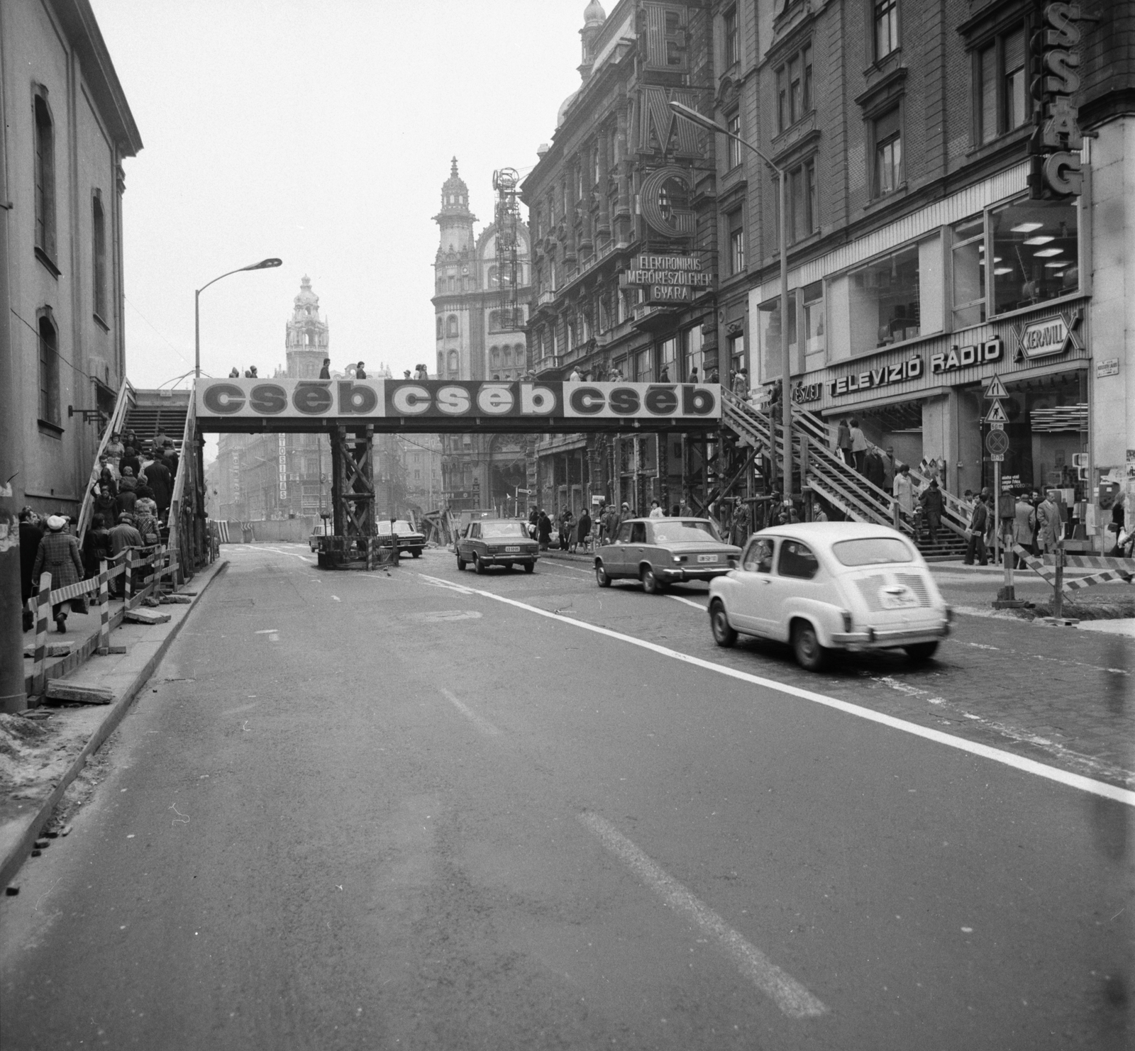 Hungary, Budapest V., Kossuth Lajos utca, ideiglenes gyalogos felüljáró. Szemben a Ferenciek tere (Felszabadulás tér)., 1975, FŐMTERV, Budapest, Fortepan #253649