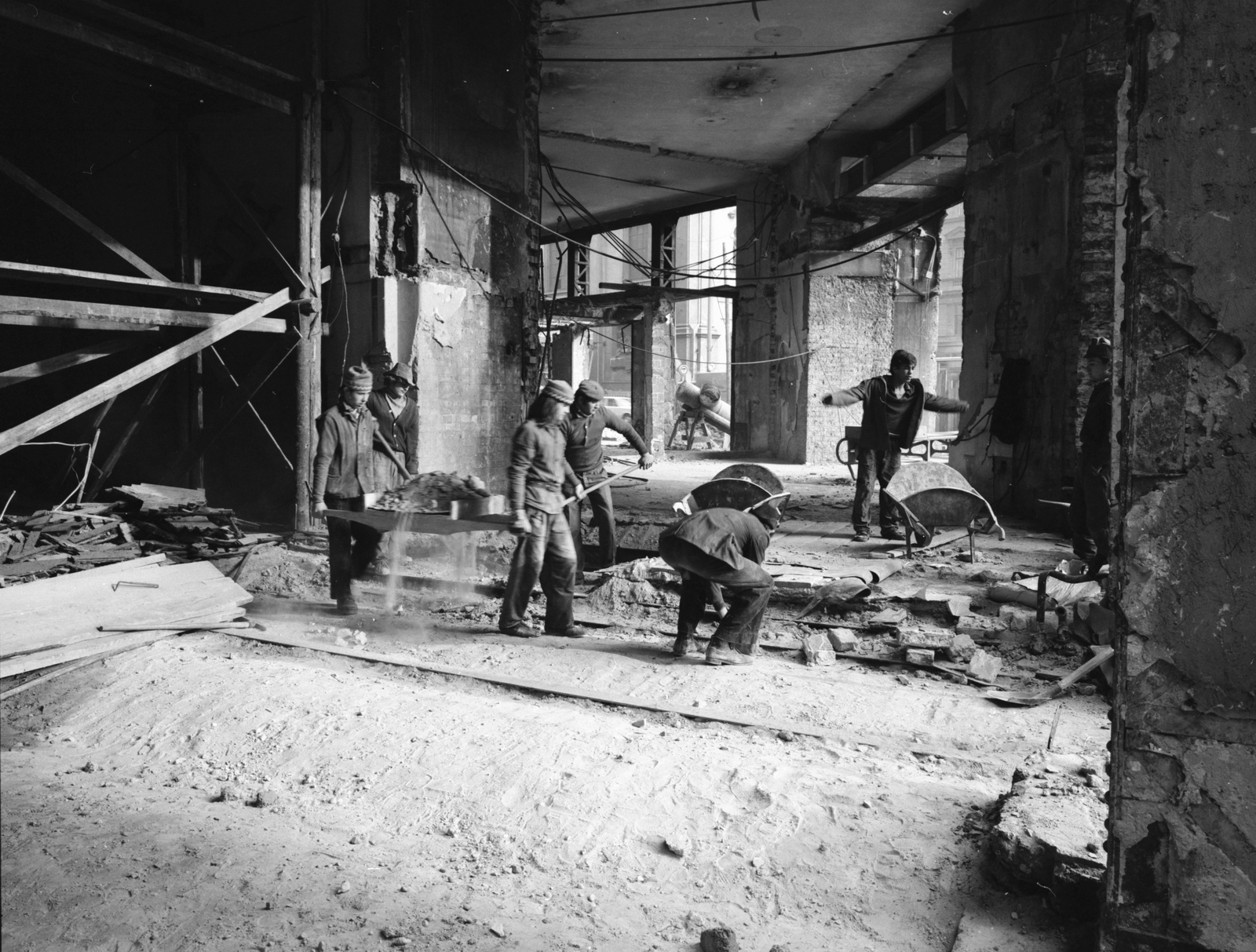 Hungary, Budapest V., Petőfi Sándor utca - Kossuth Lajos utca sarok árkádosítása, a felvétel a Ferenciek tere (Felszabadulás tér) aluljárórendszerének kiépítésekor készült., 1975, FŐMTERV, construction, wheelbarrow, Budapest, Fortepan #253650