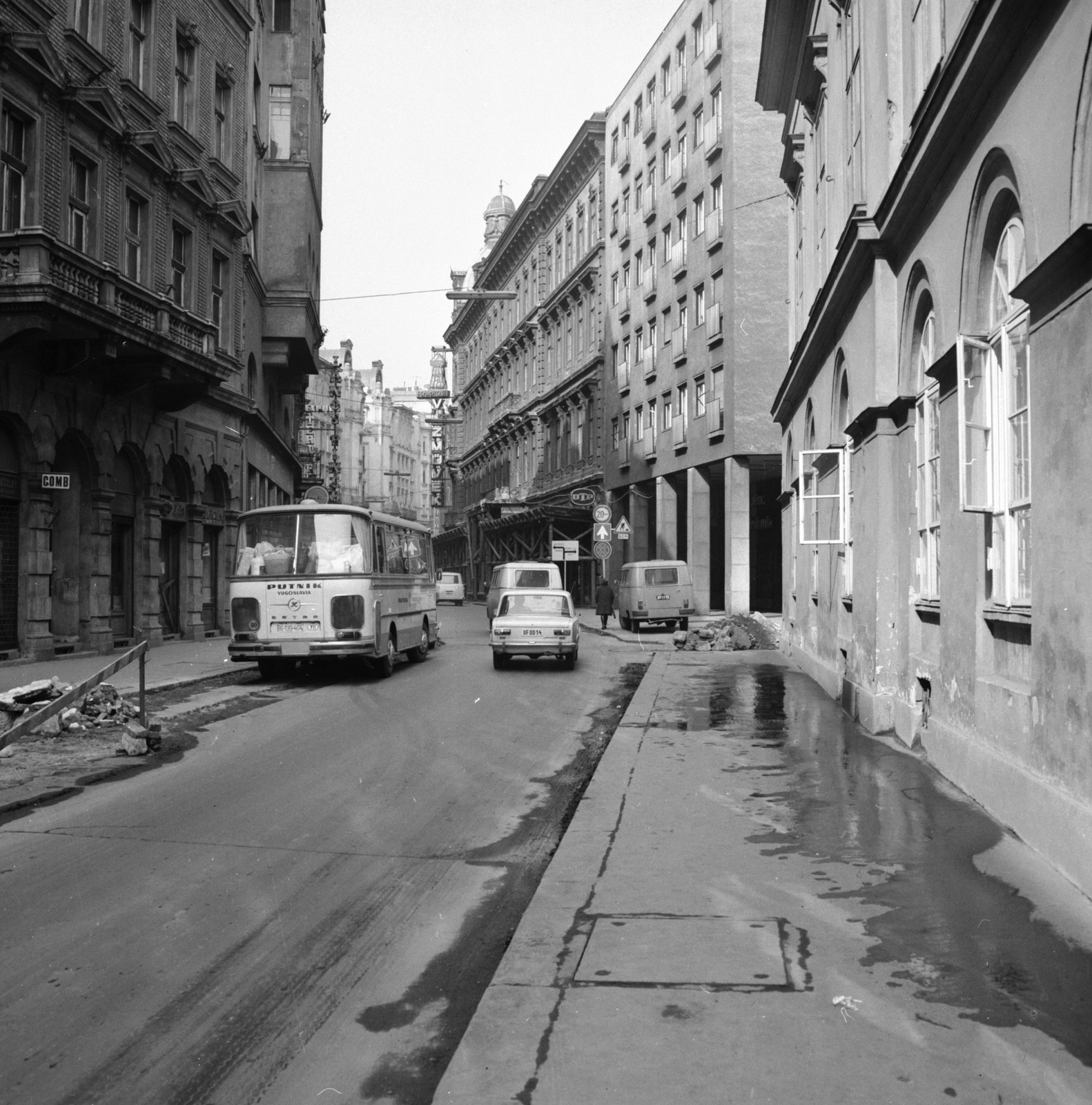 Hungary, Budapest V., Károlyi (Károlyi Mihály) utca a Károlyi-palota, a Petőfi Irodalmi Múzeum előtt. Szemben a mikrobusz a Ferenczy István utca sarkánál áll., 1976, FŐMTERV, Budapest, Fortepan #253658