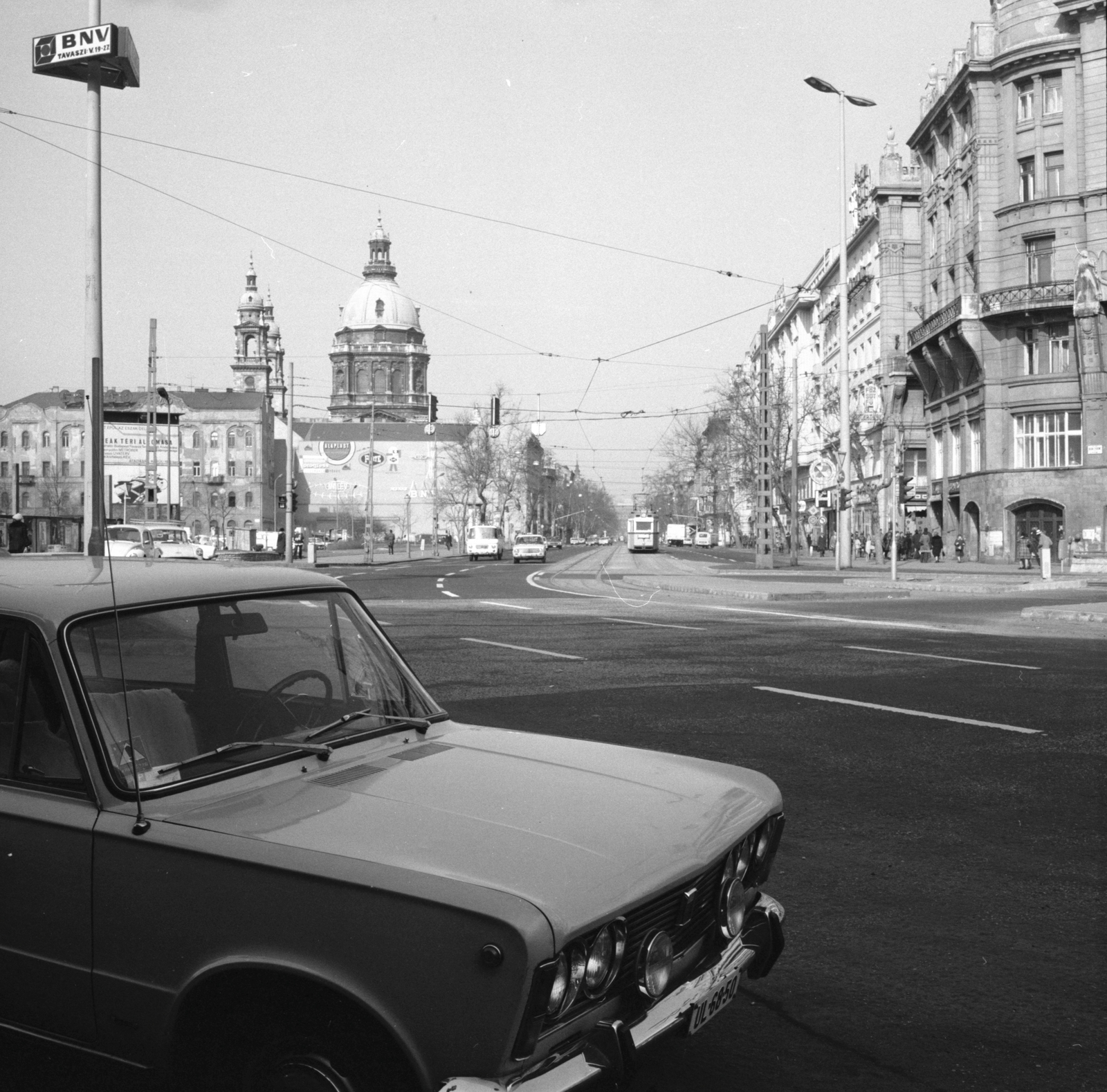 Magyarország, Budapest V.,Budapest VI., Deák Ferenc tér, szemben a Bajcsy-Zsilinszky út, háttérben a Szent István-bazilika., 1976, FŐMTERV, Domonkos Endre, Budapest, Fortepan #253660
