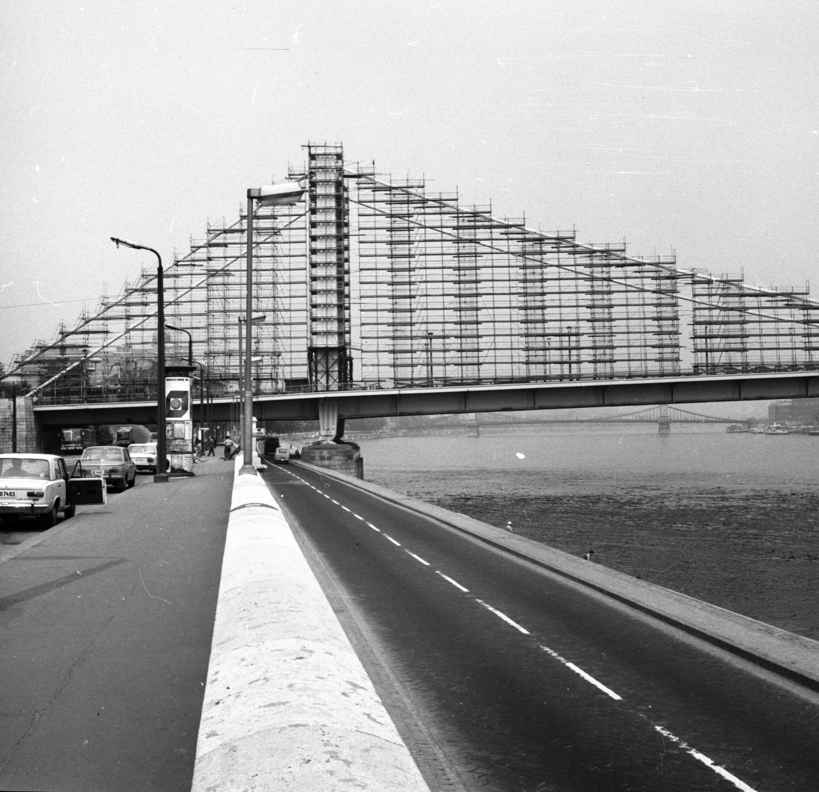 Magyarország, Budapest I., Szent Gellért rakpart, szemben a felállványozott Erzsébet híd., 1976, FŐMTERV, Domonkos Endre, Budapest, Fortepan #253669